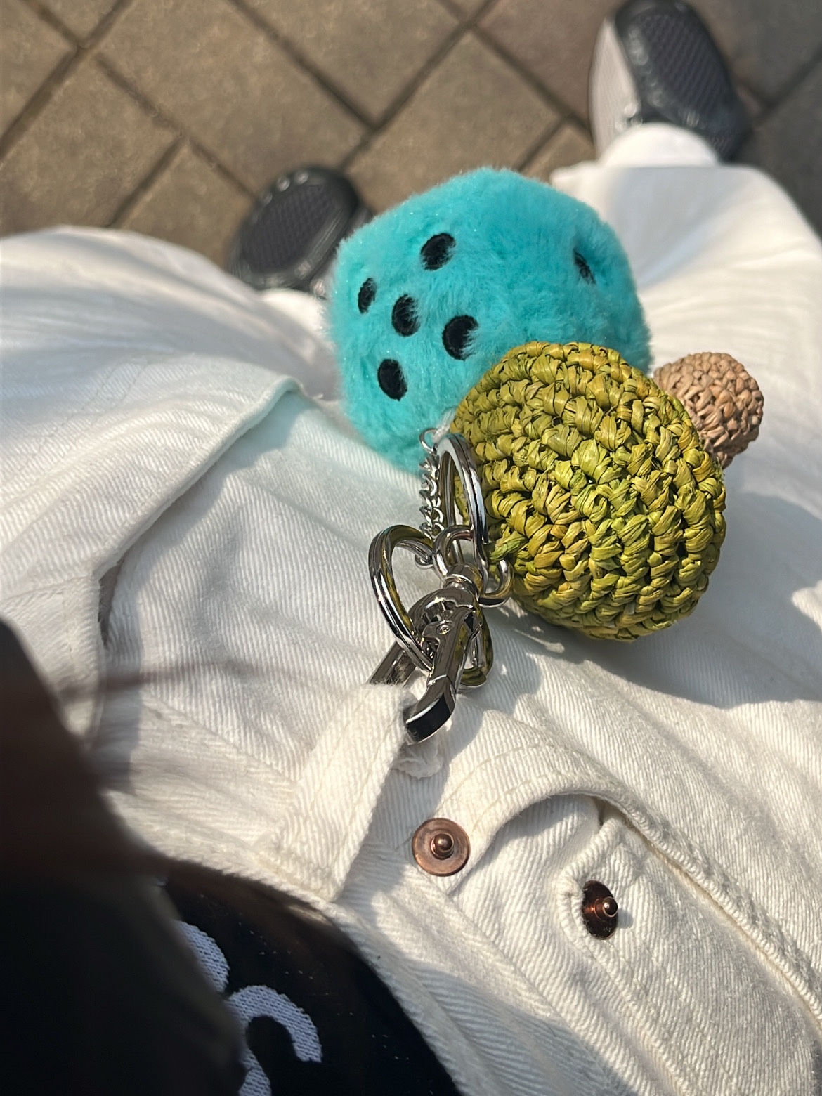 Stussy Fuzzy Dice Keychain Teal, Stussy Mushroom Raffia Keychain 착용 스타일