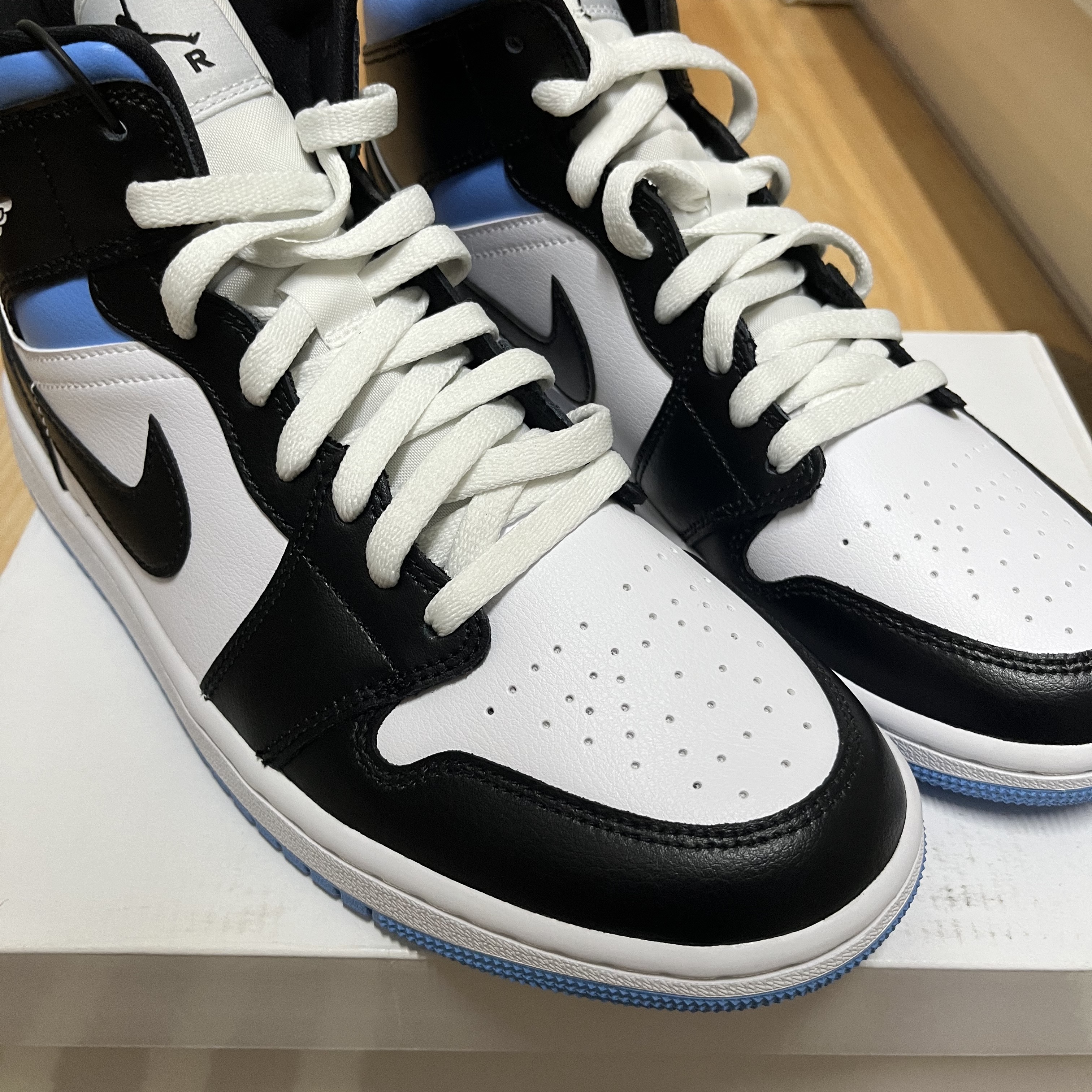 (W) Jordan 1 Mid White Black University Blue 착용 스타일