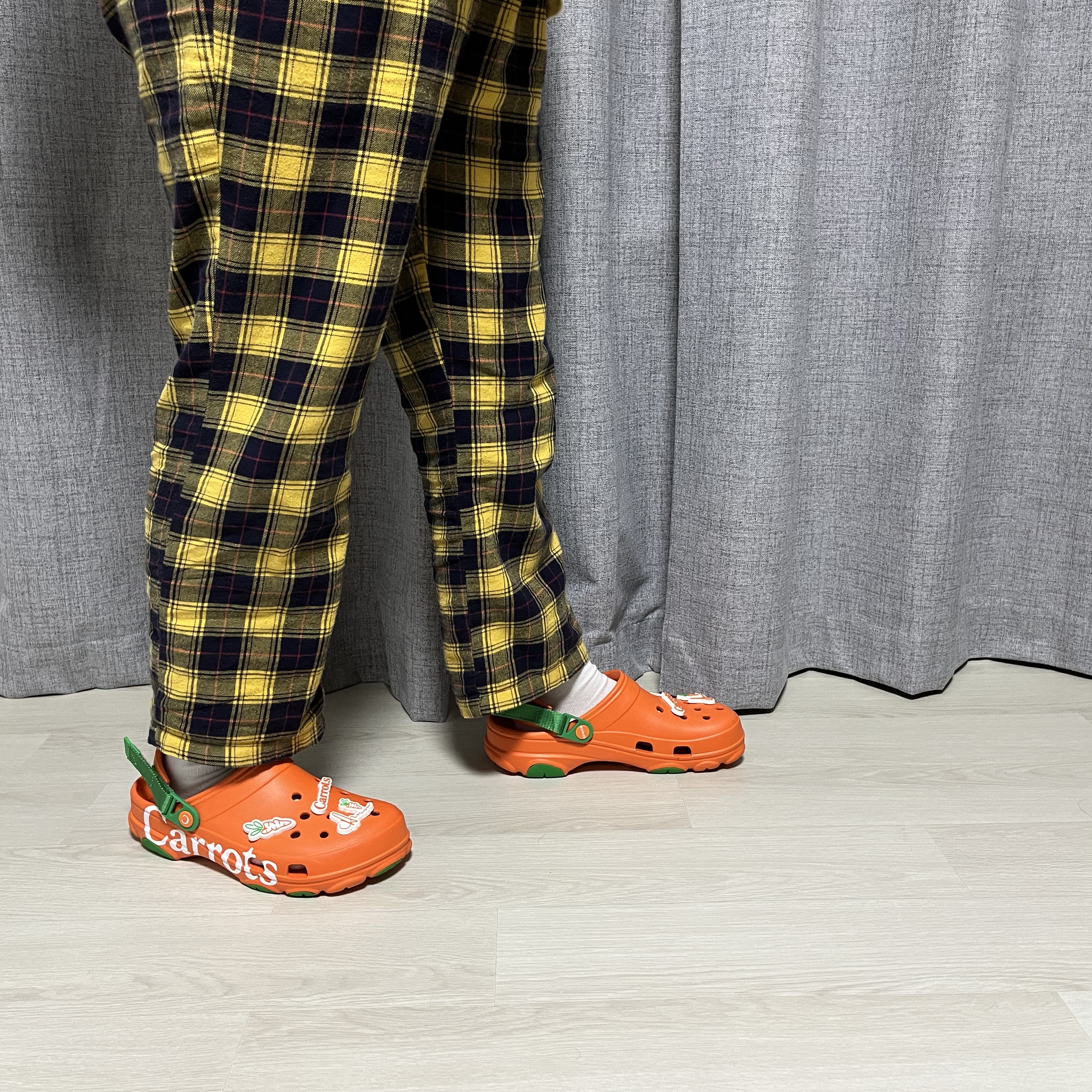 Crocs x Anwar Carrots All Terrain Clog Orange 착용 스타일
