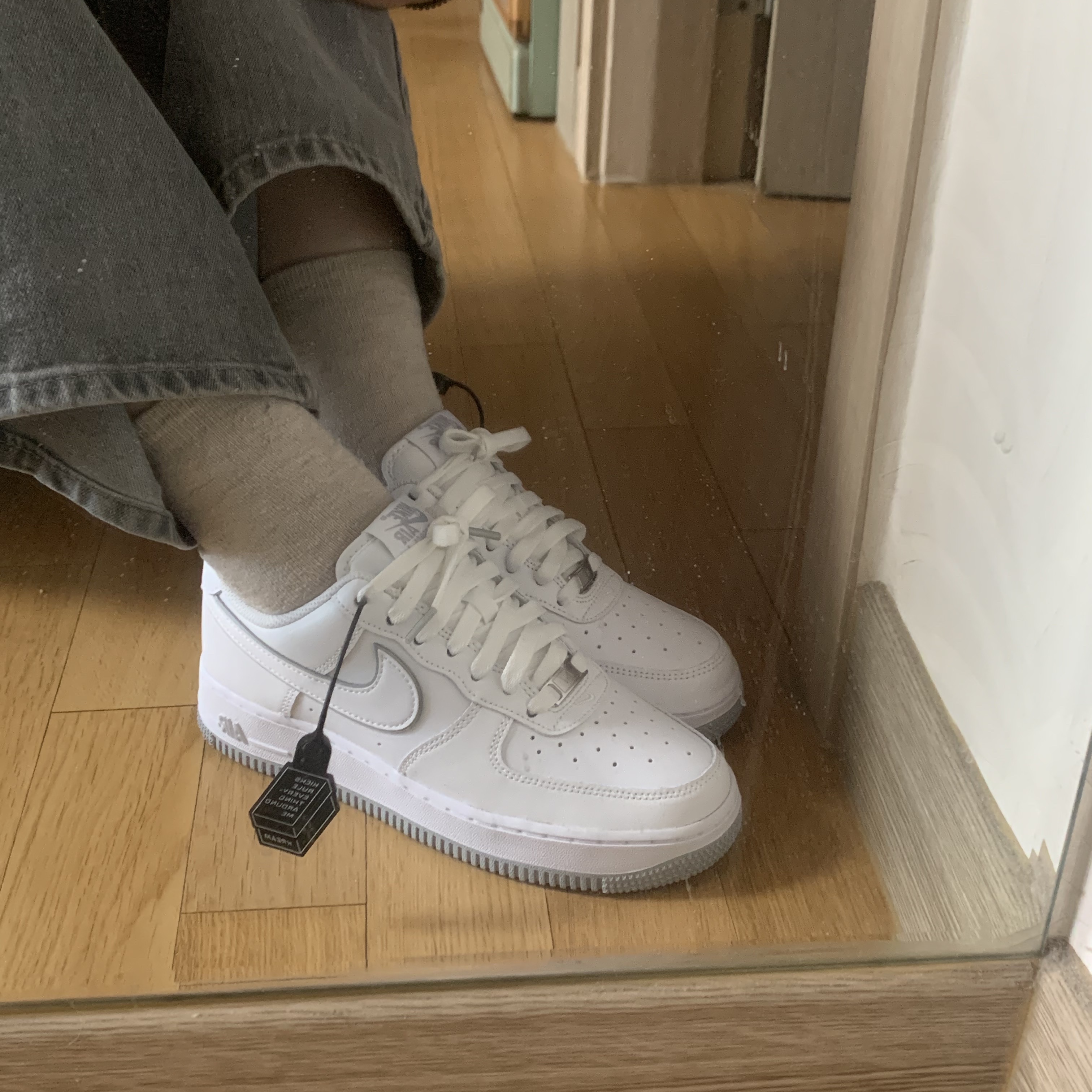 Nike Air Force 1 '07 White Wolf Grey 착용 스타일 - 2