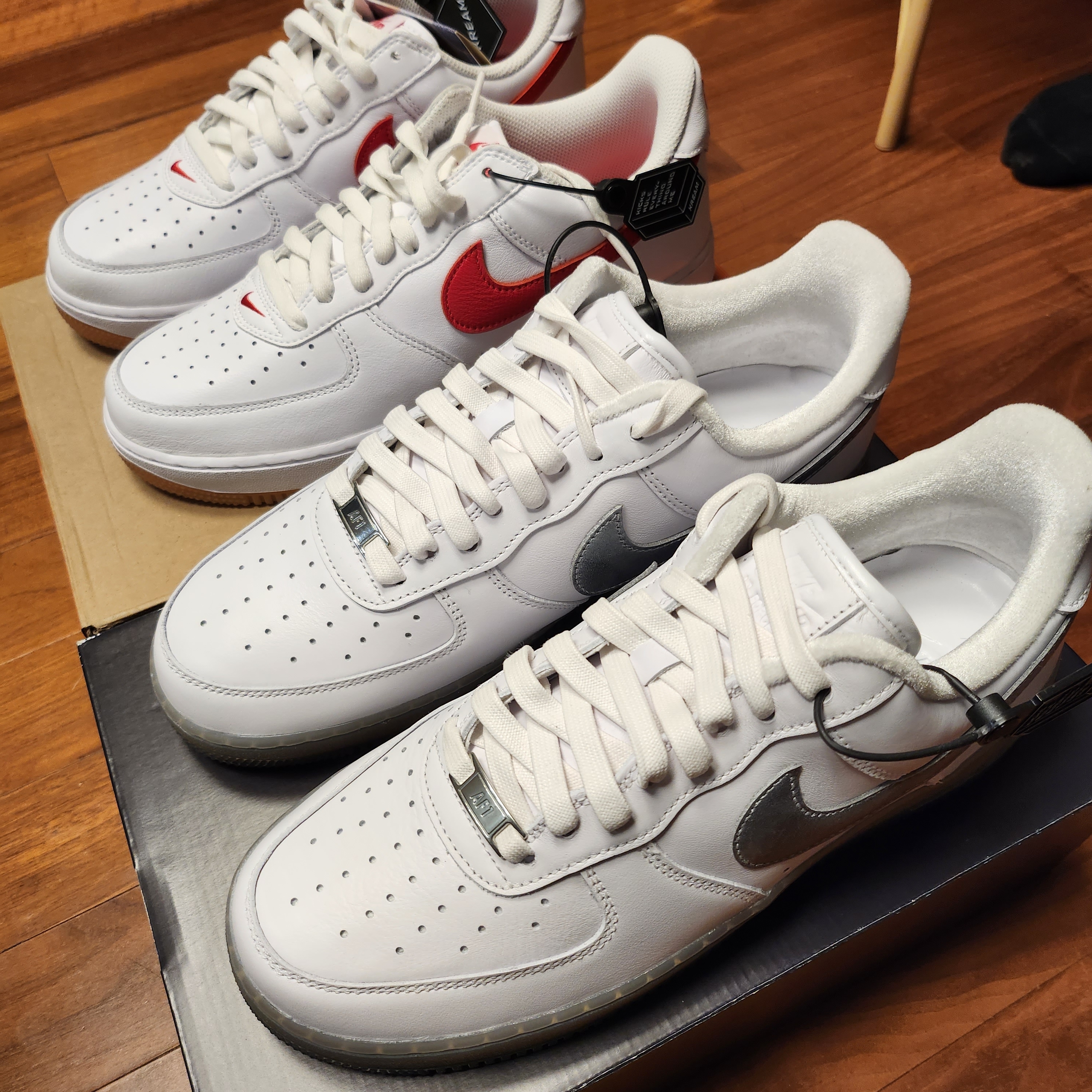 Nike Air Force 1 '07 PRM Metallic Silver, Nike Air Force 1 Low Retro Color of the Month University Red 착용 스타일