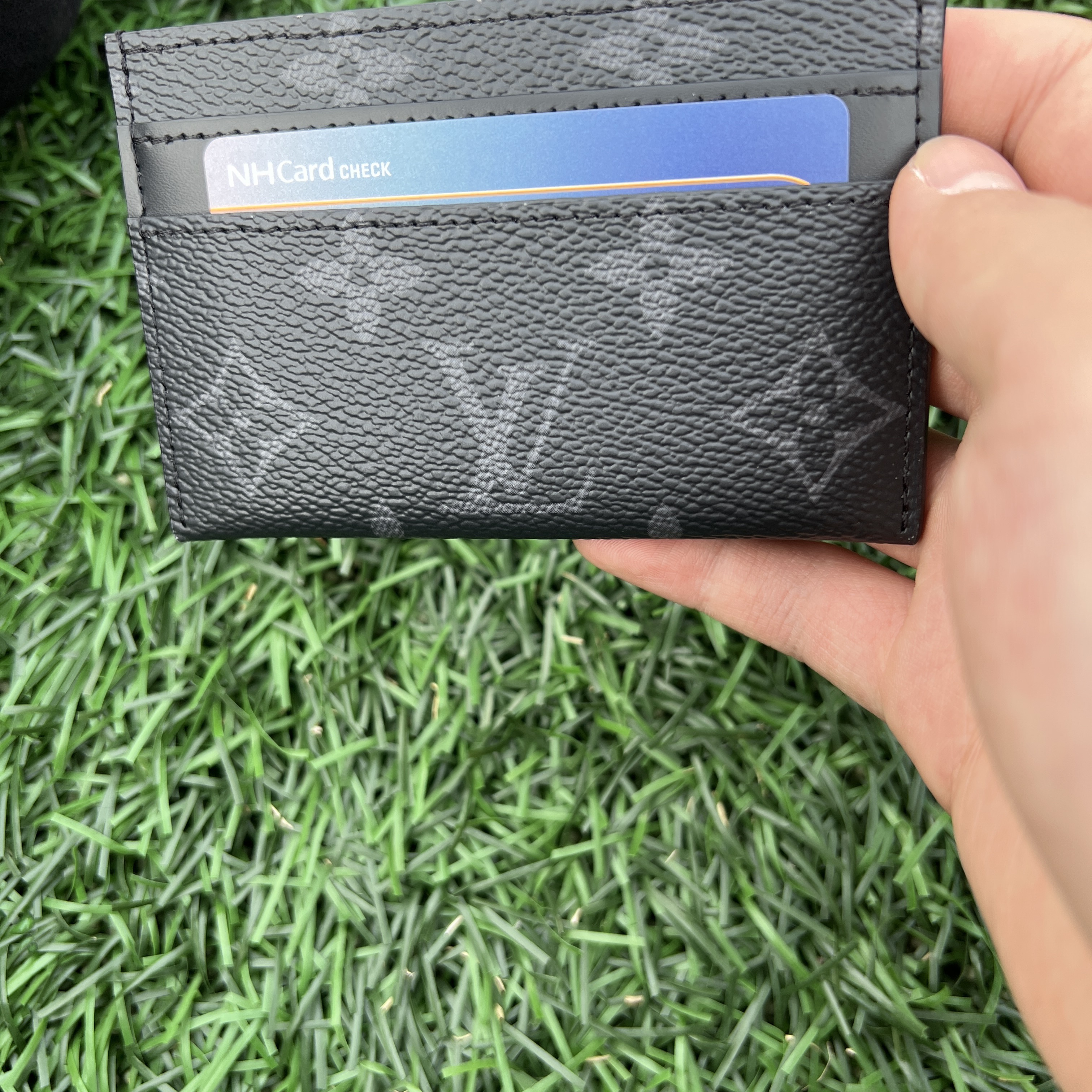 Louis Vuitton Double Card Holder Monogram Eclipse 착용 스타일 - 1