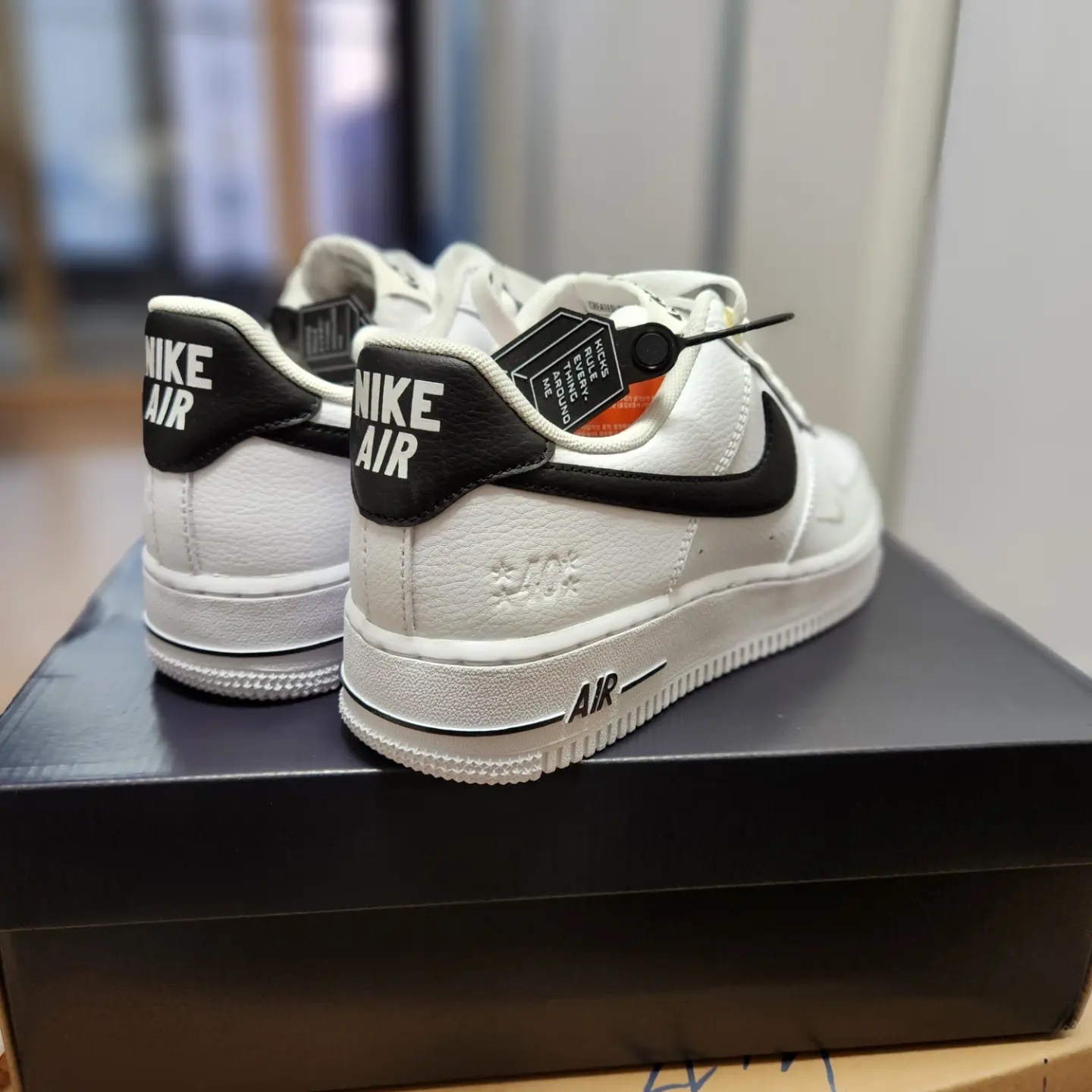 Nike Air Force 1 '07 LV8 40th Anniversary Join Forces White Black 착용 스타일 - 2