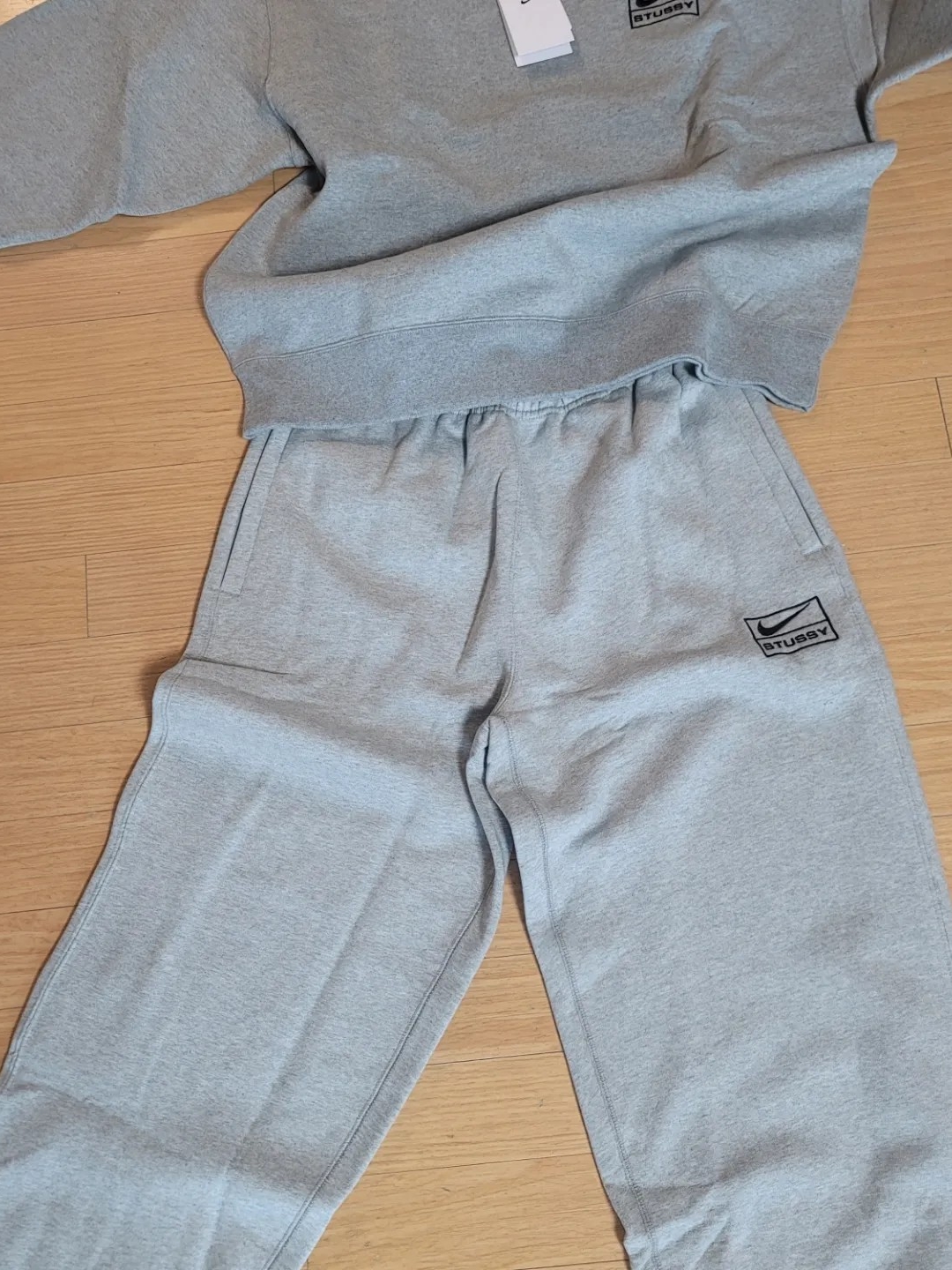 Nike x Stussy NRG Fleece Pants Dark Grey Heather (DO9340-063), Nike x Stussy NRG Fleece Crewneck Dark Grey Heather (DO9337-063) 착용 스타일 - 2
