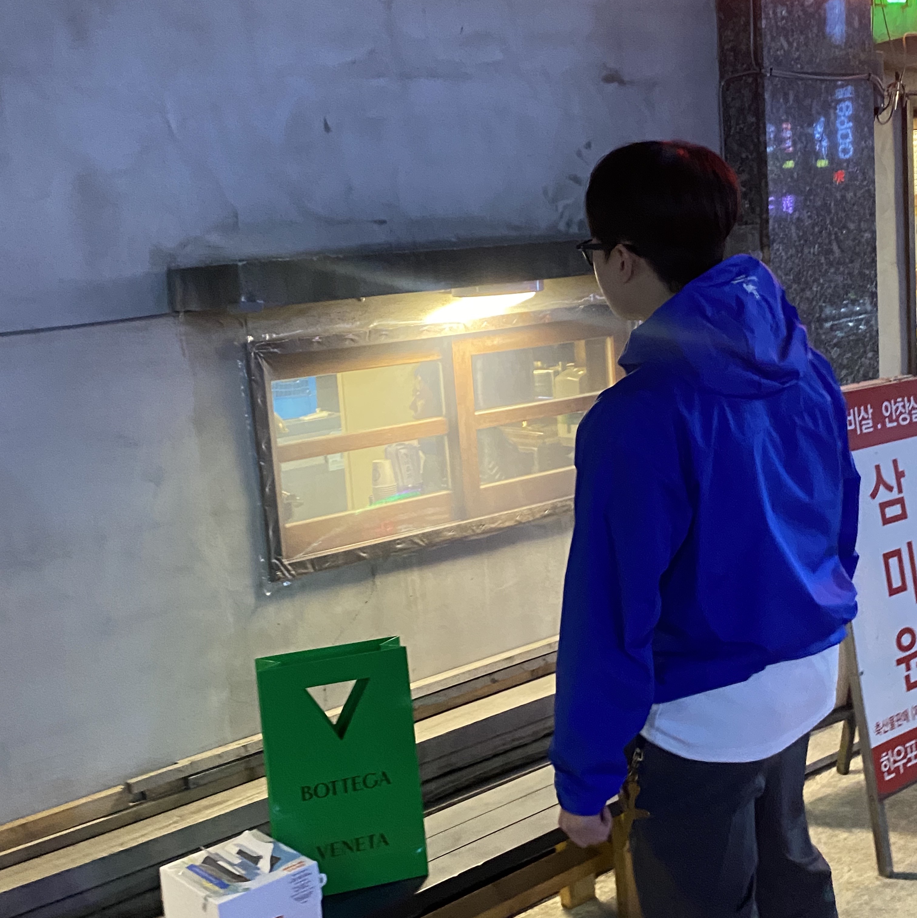 [KREAM 단독] STU Embroidered Windbreaker Blue 착용 스타일