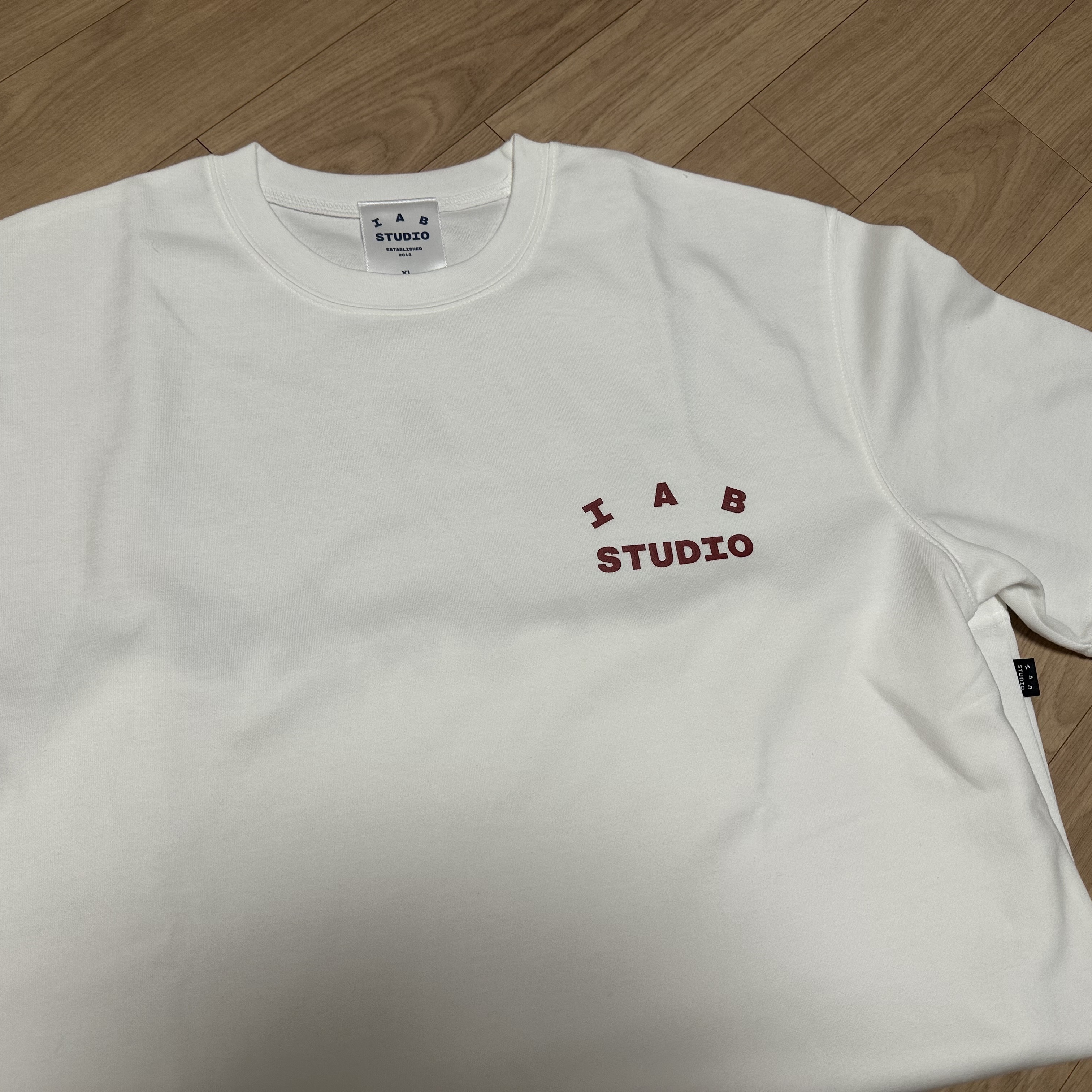 IAB Studio T-Shirt White Burgundy 착용 스타일 - 2