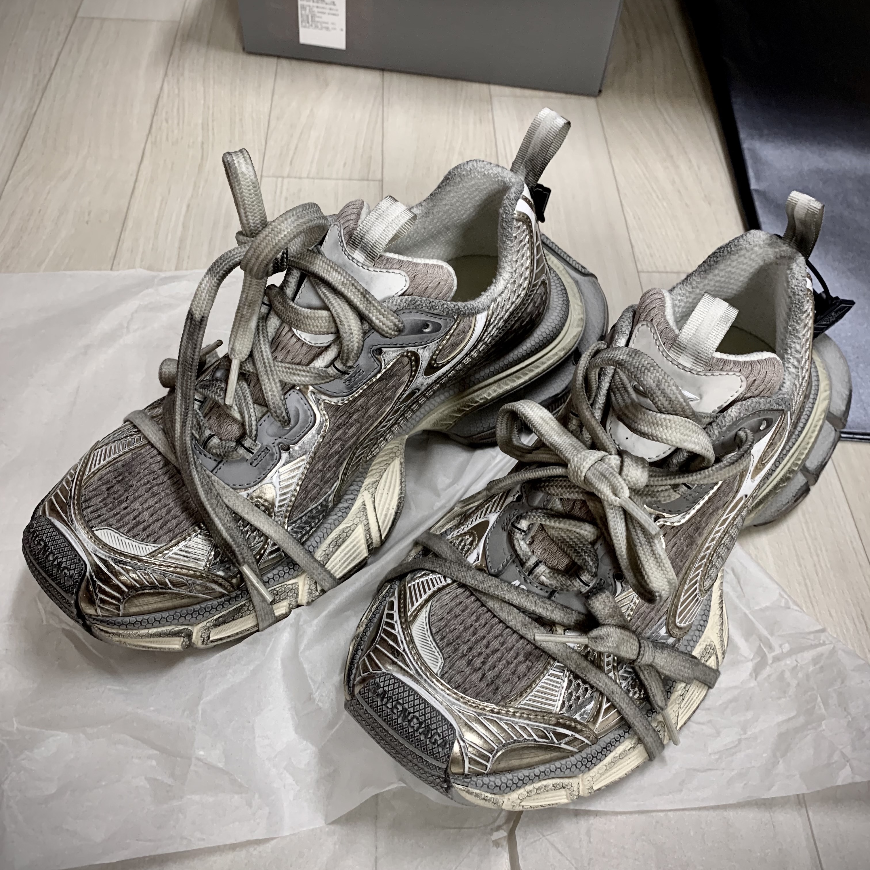 Balenciaga 3XL Sneakers Light Beige 착용 스타일