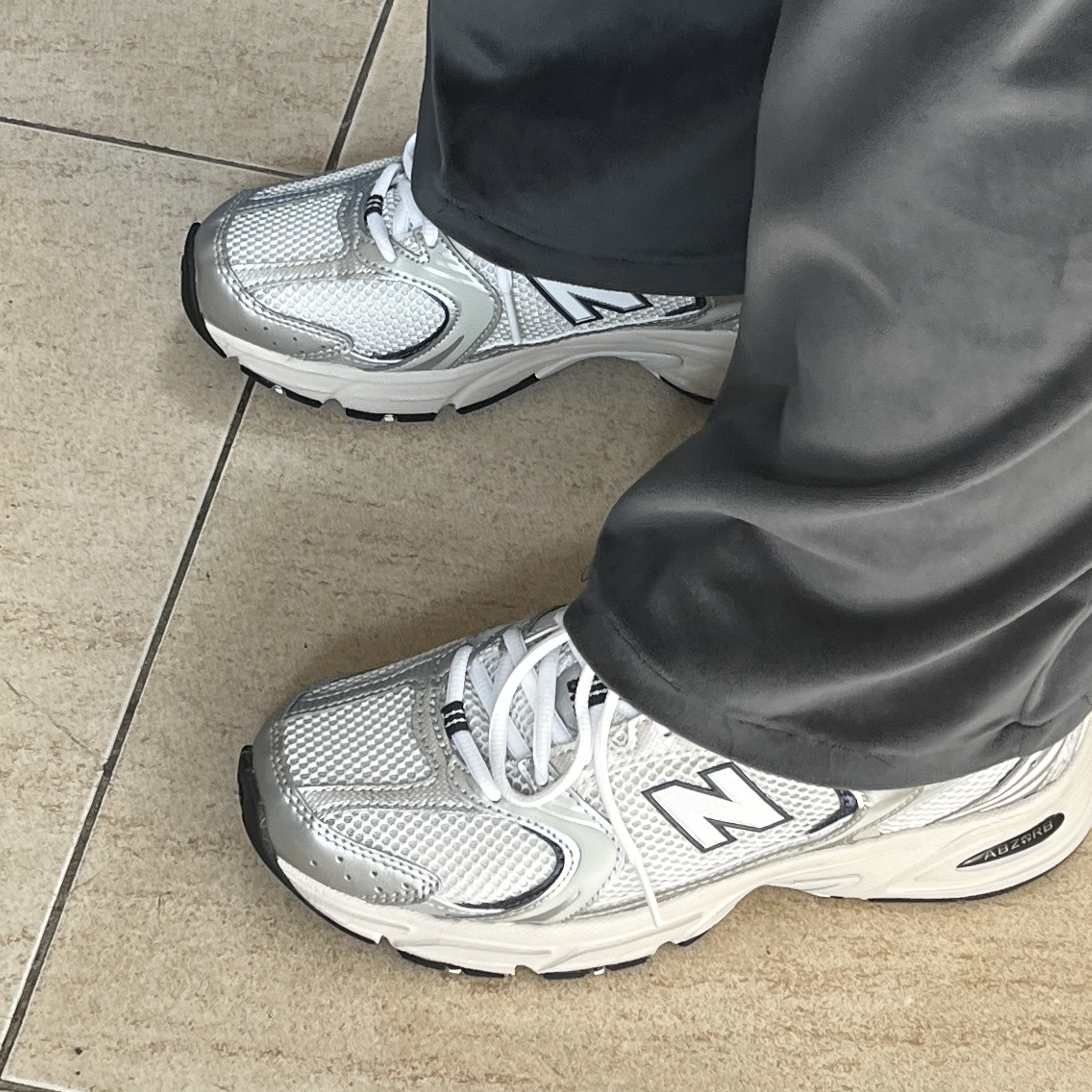 New Balance 530 Steel Grey 착용 스타일