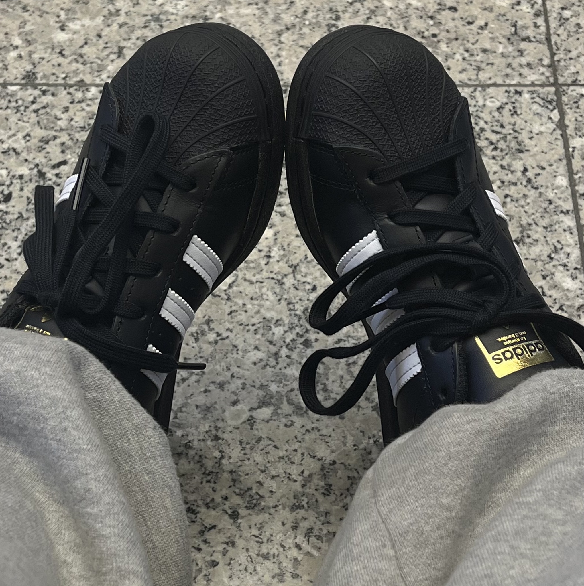 Adidas Superstar Core Black White 착용 스타일