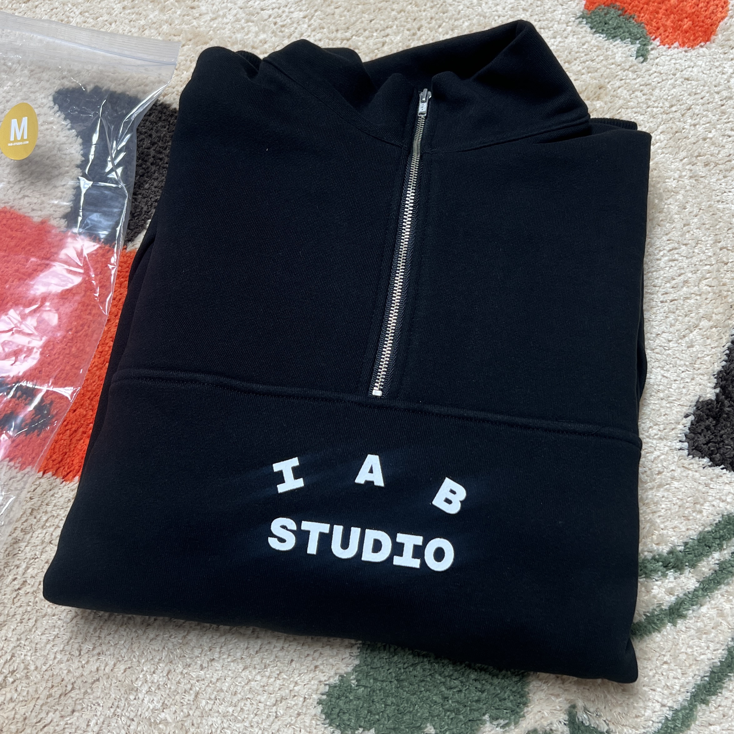 IAB Studio Half Zip-Up Black White 착용 스타일