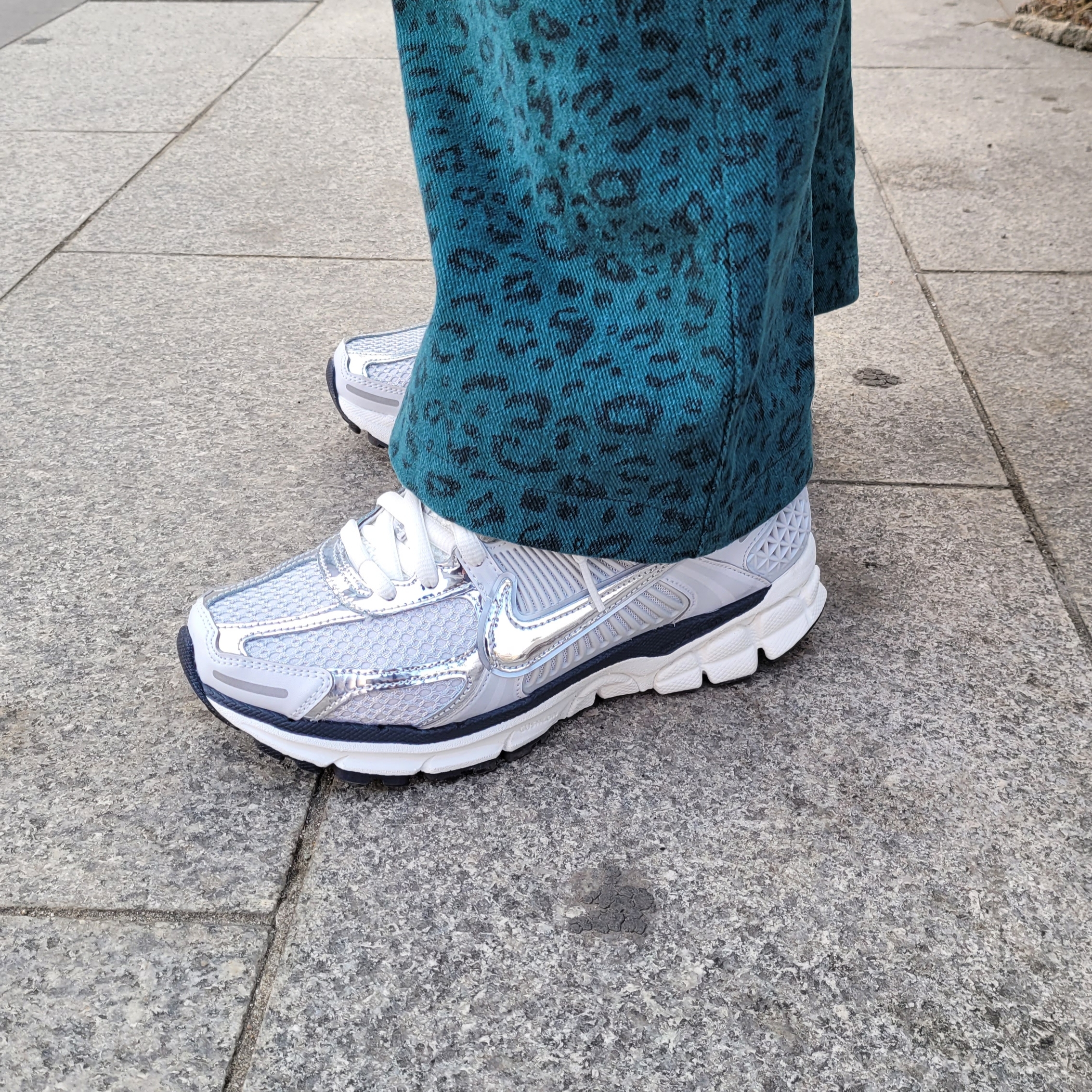 (W) Nike Zoom Vomero 5 Photon Dust and Metallic Silver 착용 스타일