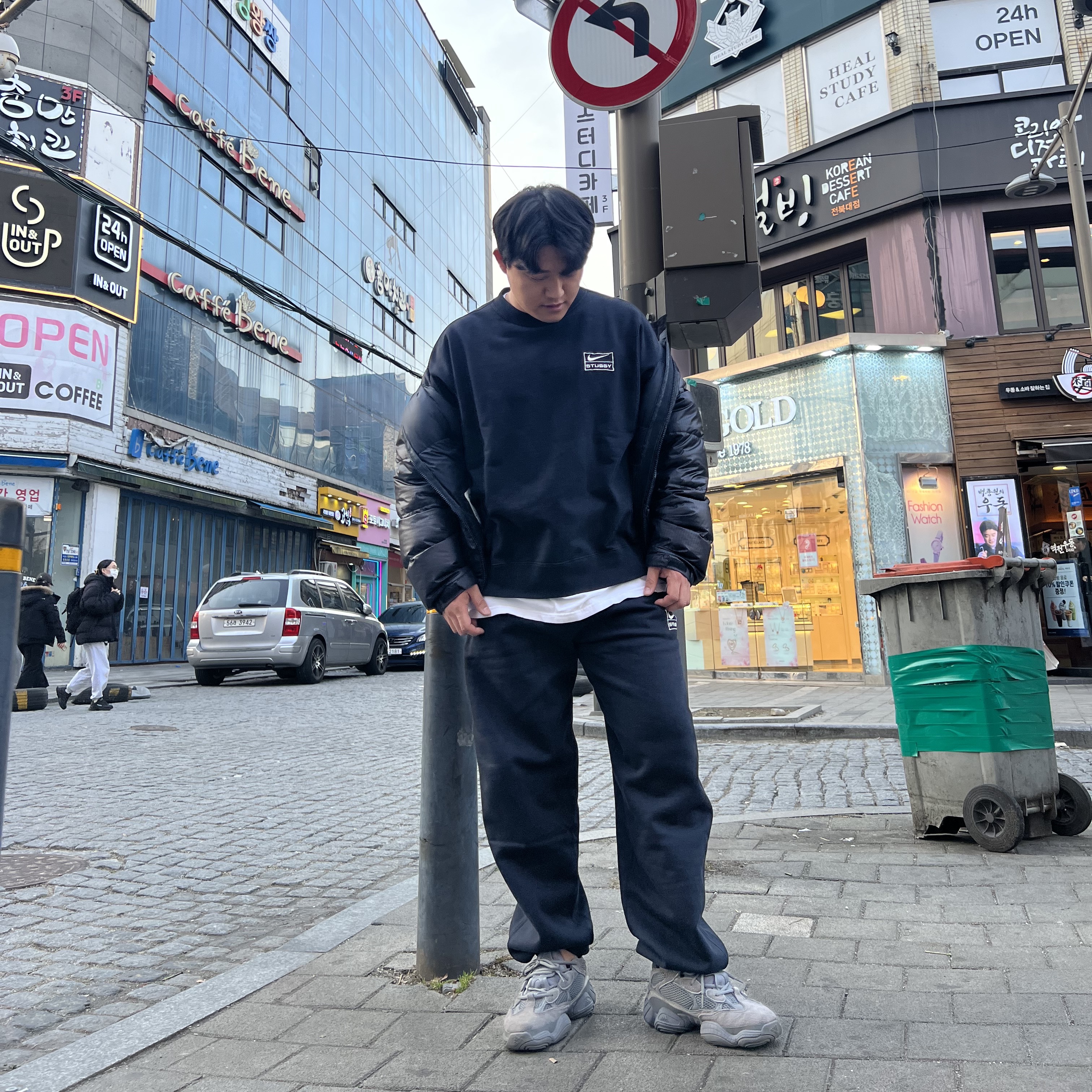 Nike x Stussy NRG Washed Fleece Pants Black (DO5296-010), Adidas Yeezy 500 Granite 착용 스타일 - 1