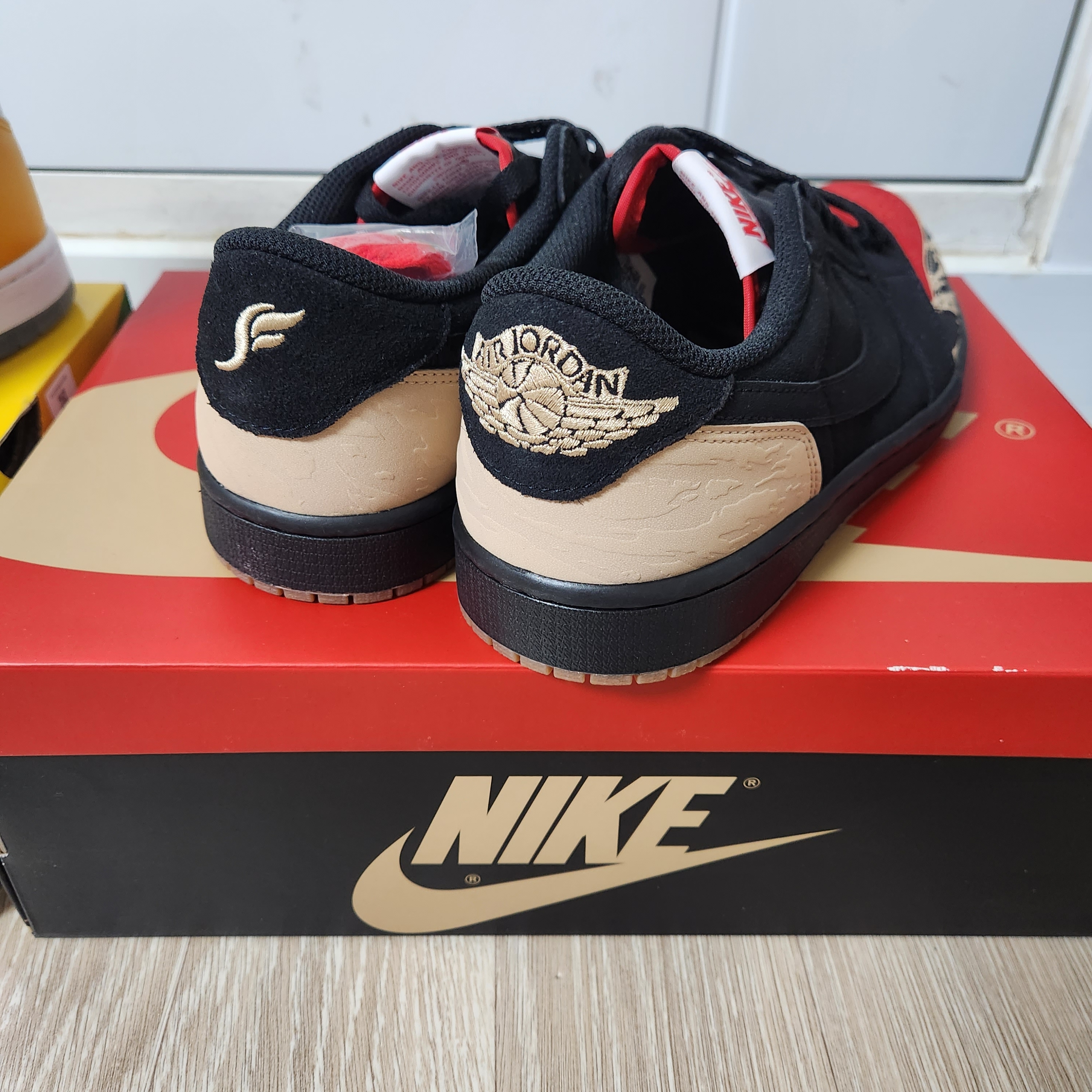 Jordan 1 x SoleFly Retro Low OG SP Black and Sport Red 착용 스타일 - 2