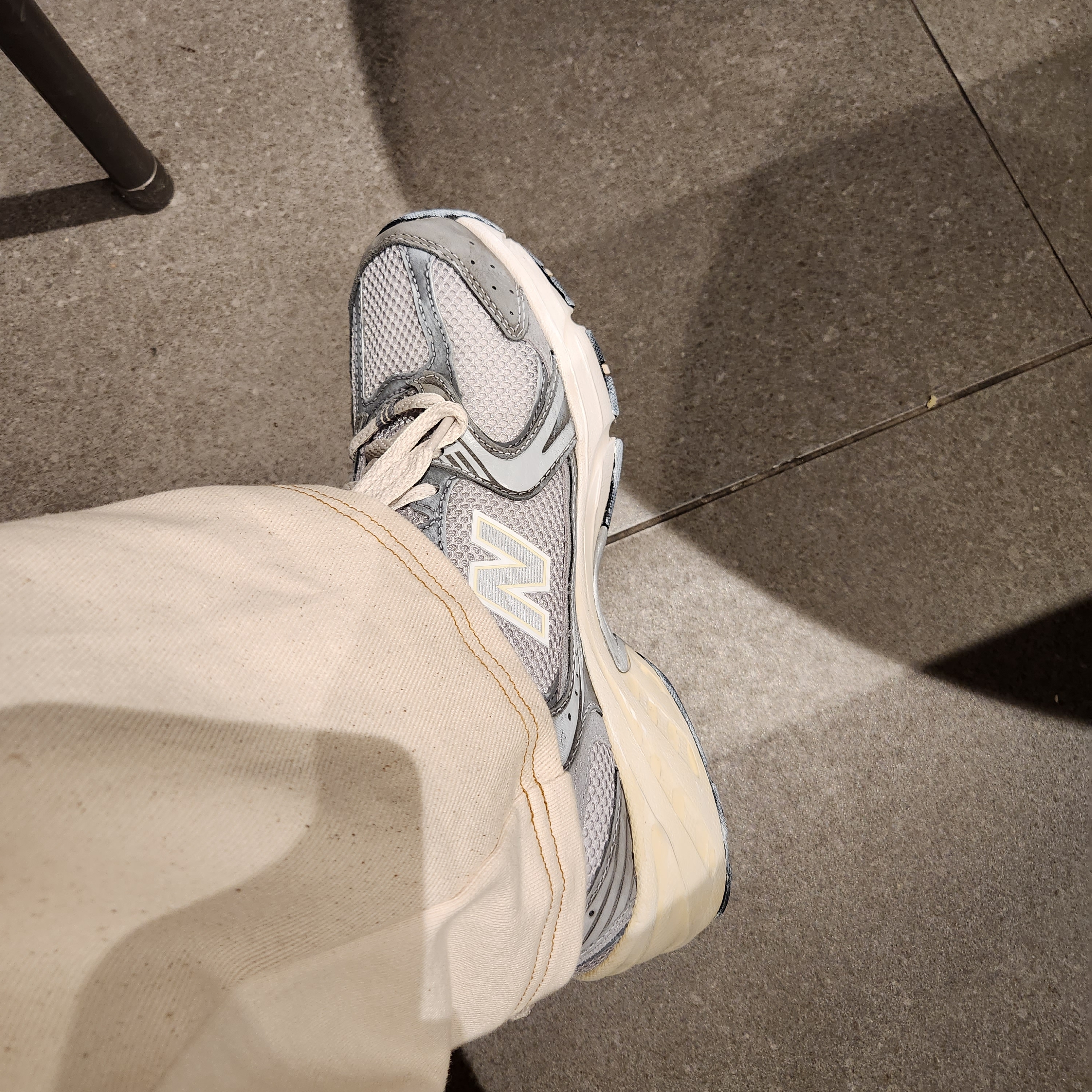 New Balance 530 Premium Vintage Grey Matter, New Balance 530 Premium Vintage Beige 착용 스타일 - 1