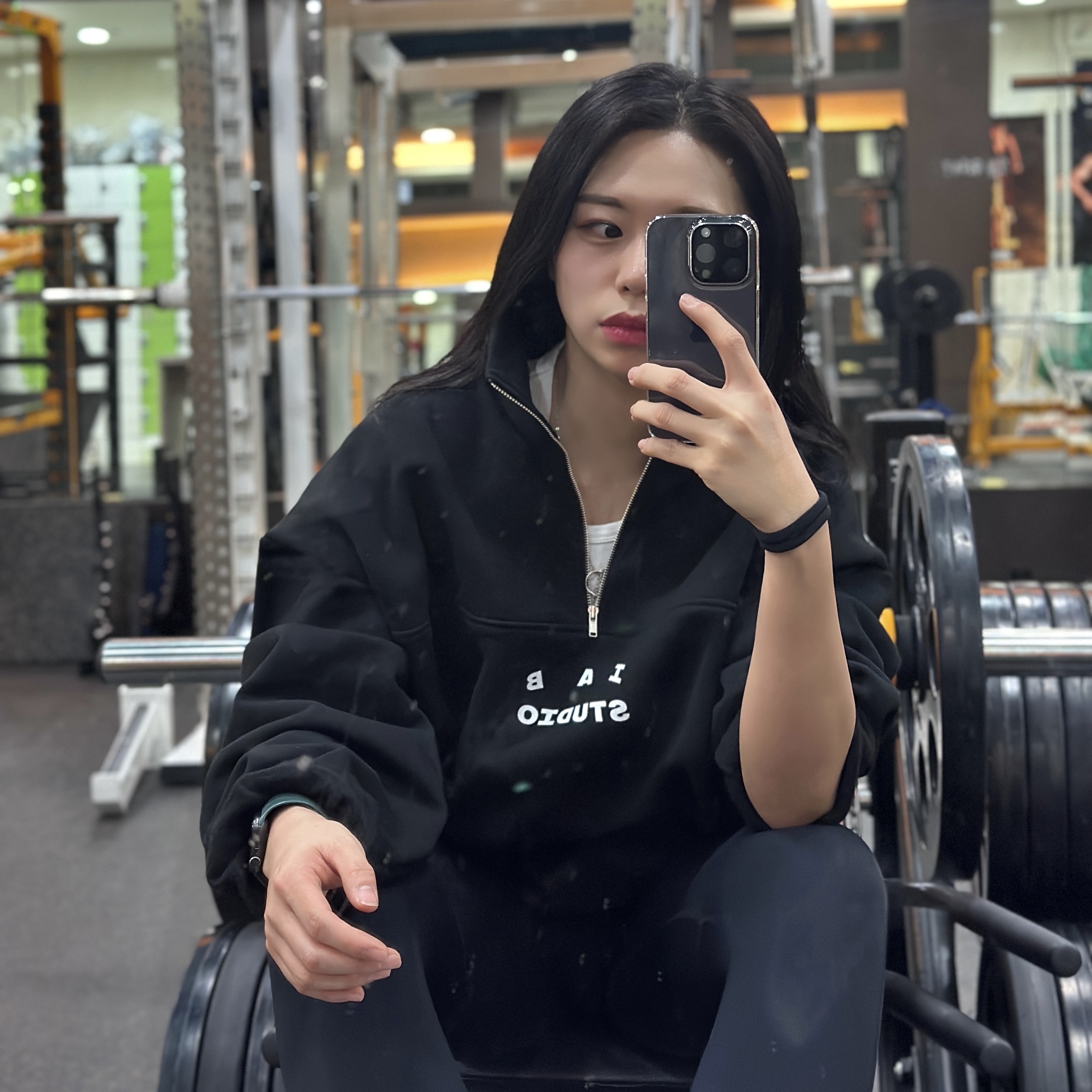 IAB Studio Half Zip-Up Black White 착용 스타일 - 1
