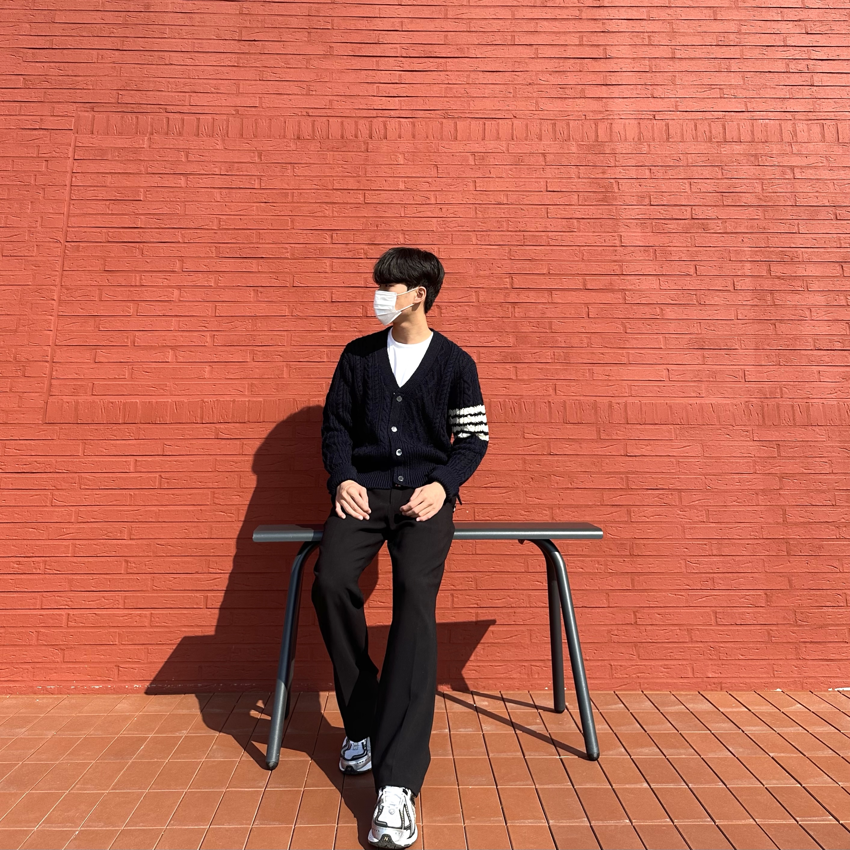 Thom Browne Donegal Cable 4-Bar V-Neck Cardigan Navy 착용 스타일