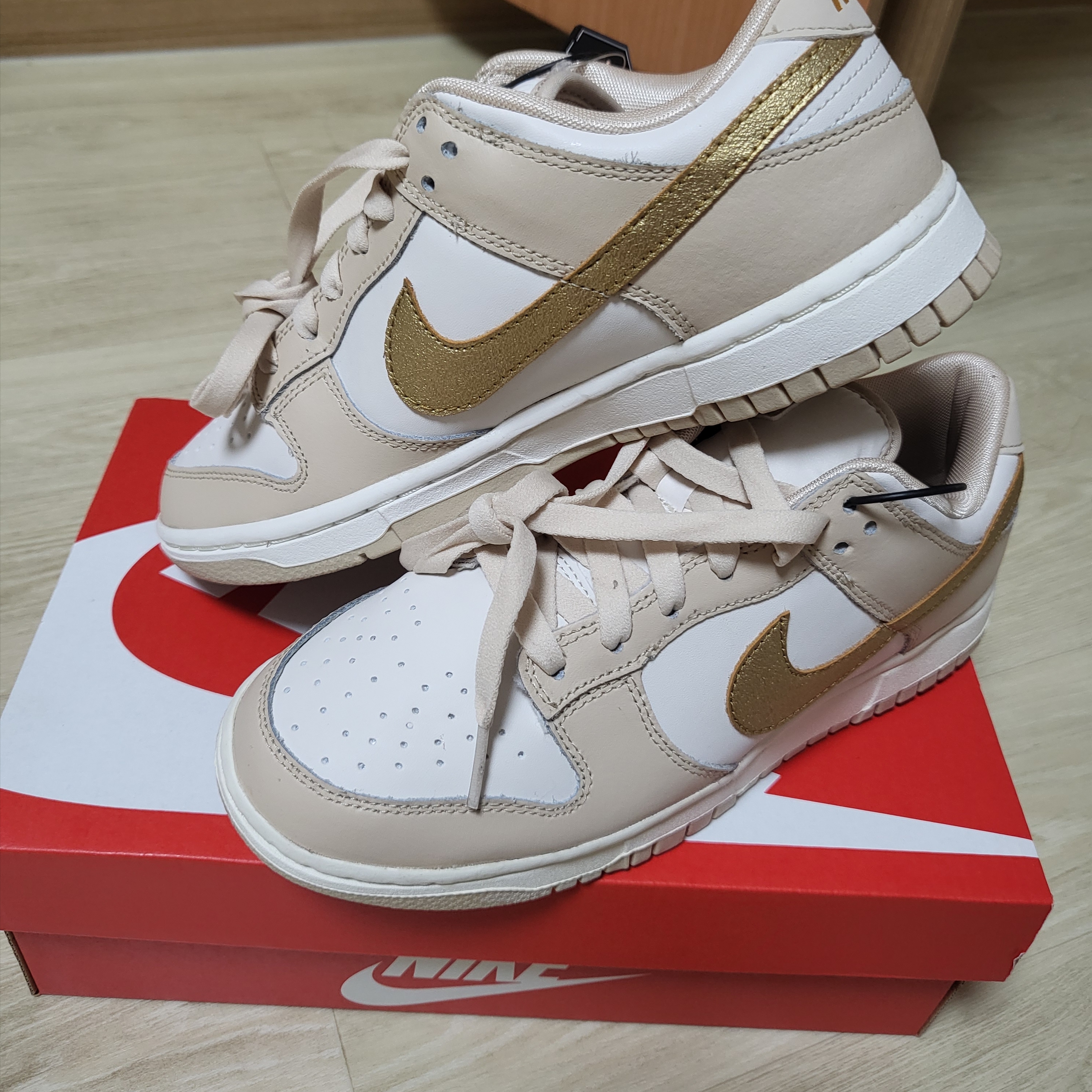 (W) Nike Dunk Low Sanddrift Metallic Gold 착용 스타일