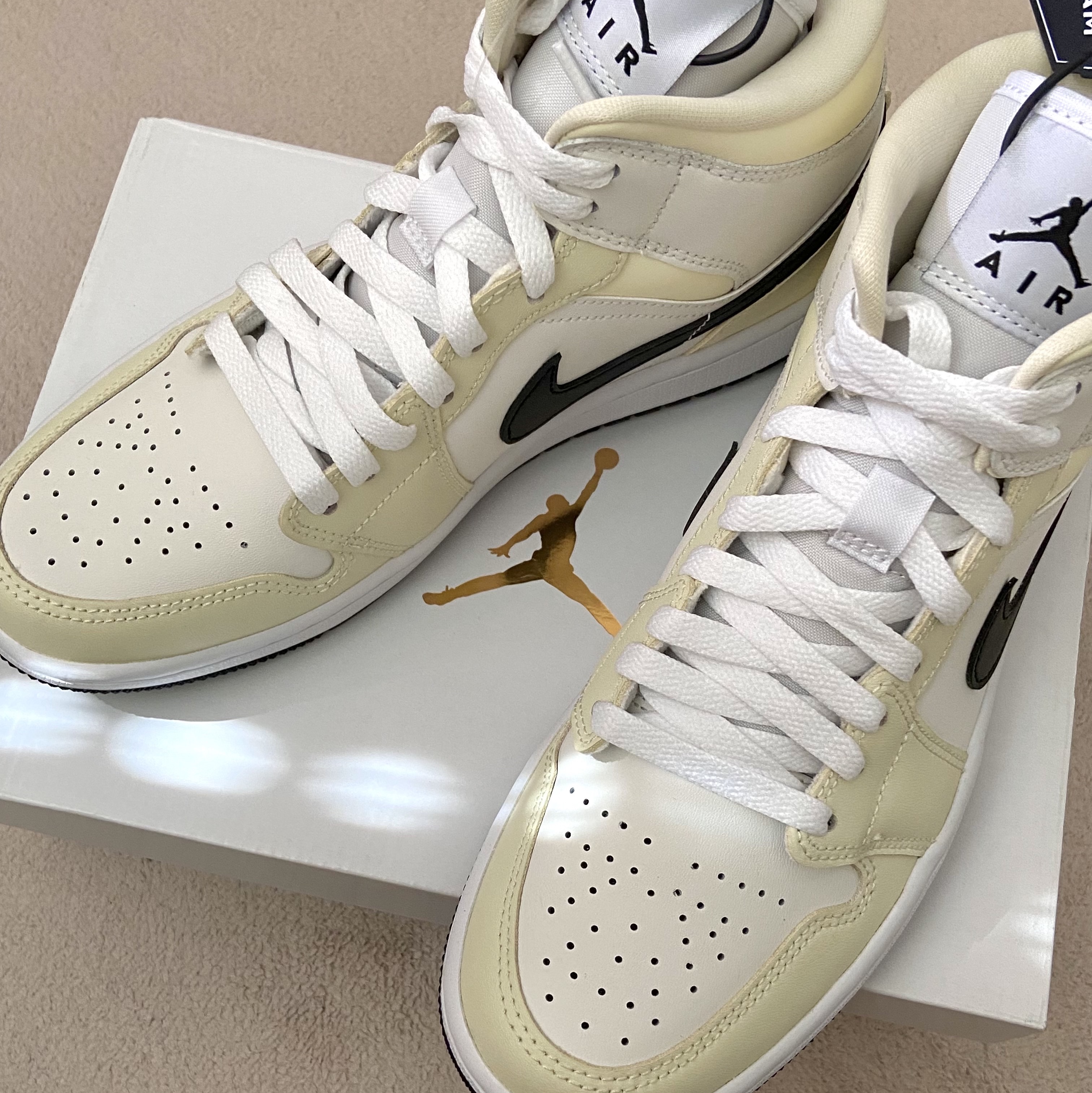 (W) Jordan 1 Mid Coconut Milk 착용 스타일 - 1