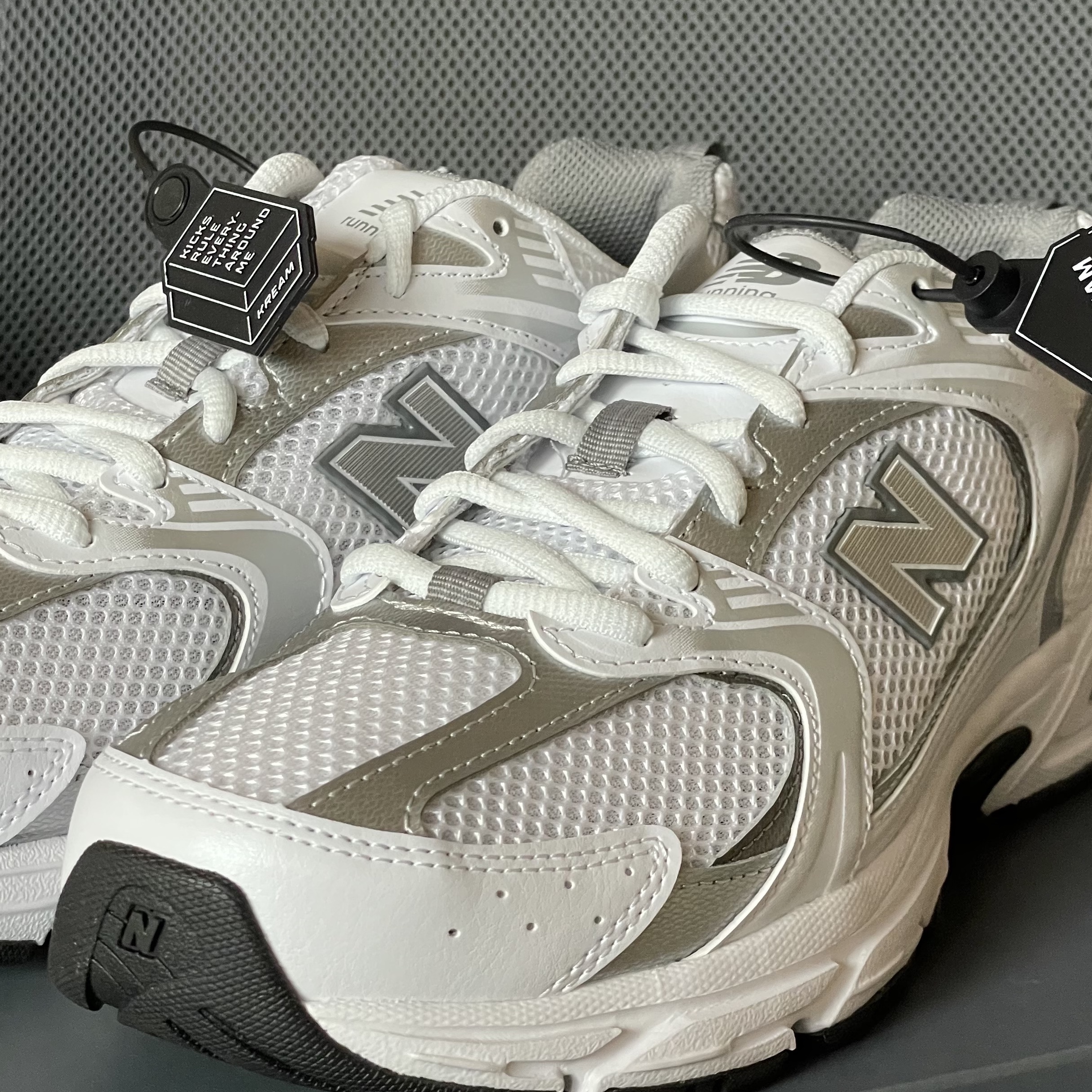 New Balance 530 White Silver 착용 스타일