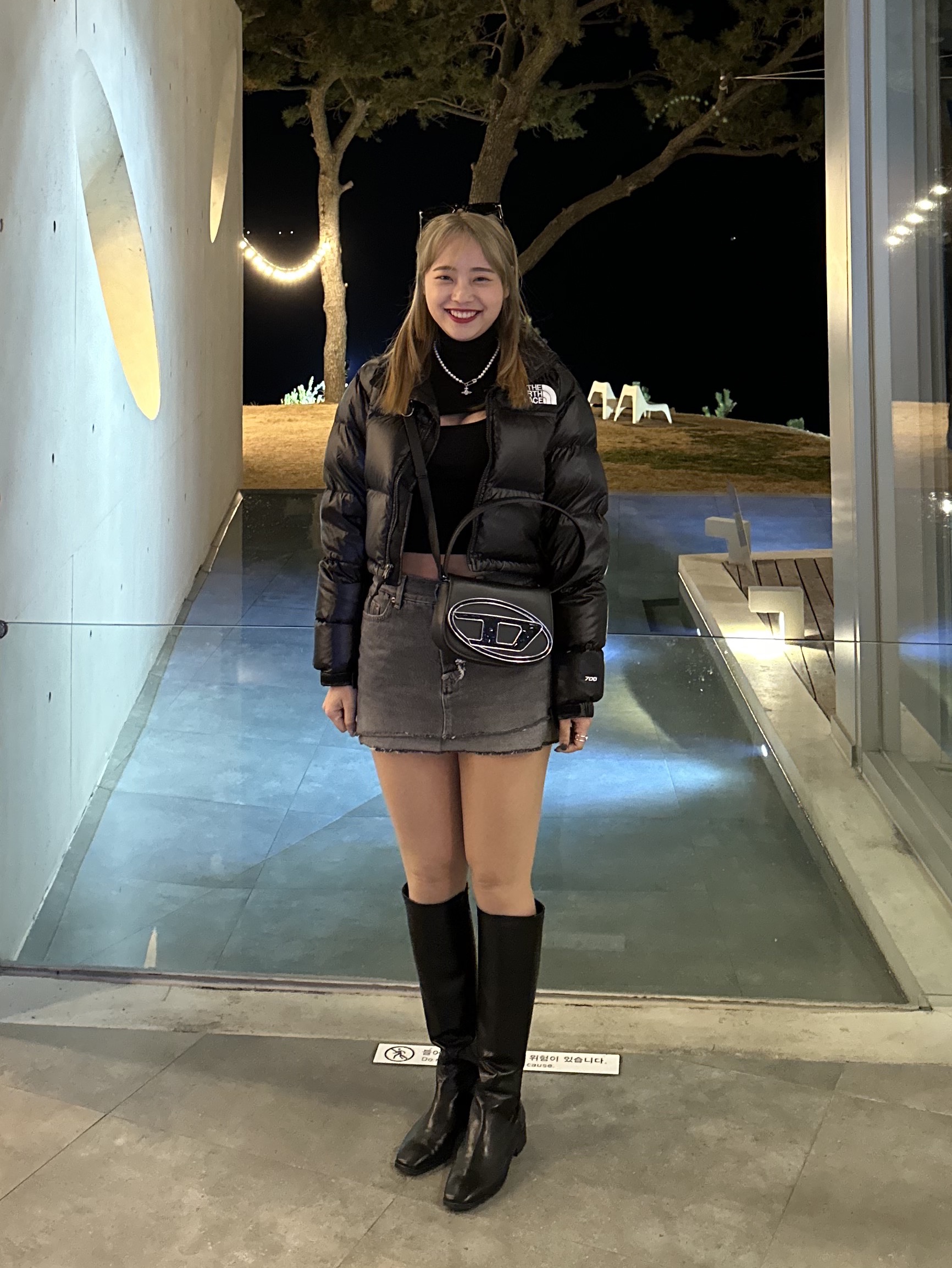 (W) The North Face Nuptse Short Jacket TNF Black, Diesel 1DR Shoulder Bag in Nappa Leather Black 착용 스타일 - 5