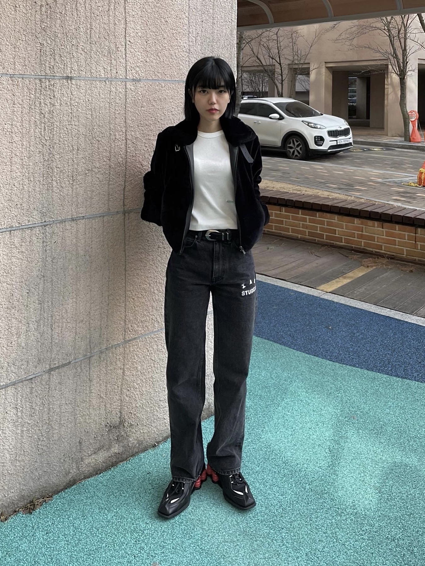 IAB Studio x Lee Denim Jeans Black, Nike x Martine Rose Shox MR4 Black 착용 스타일 - 4