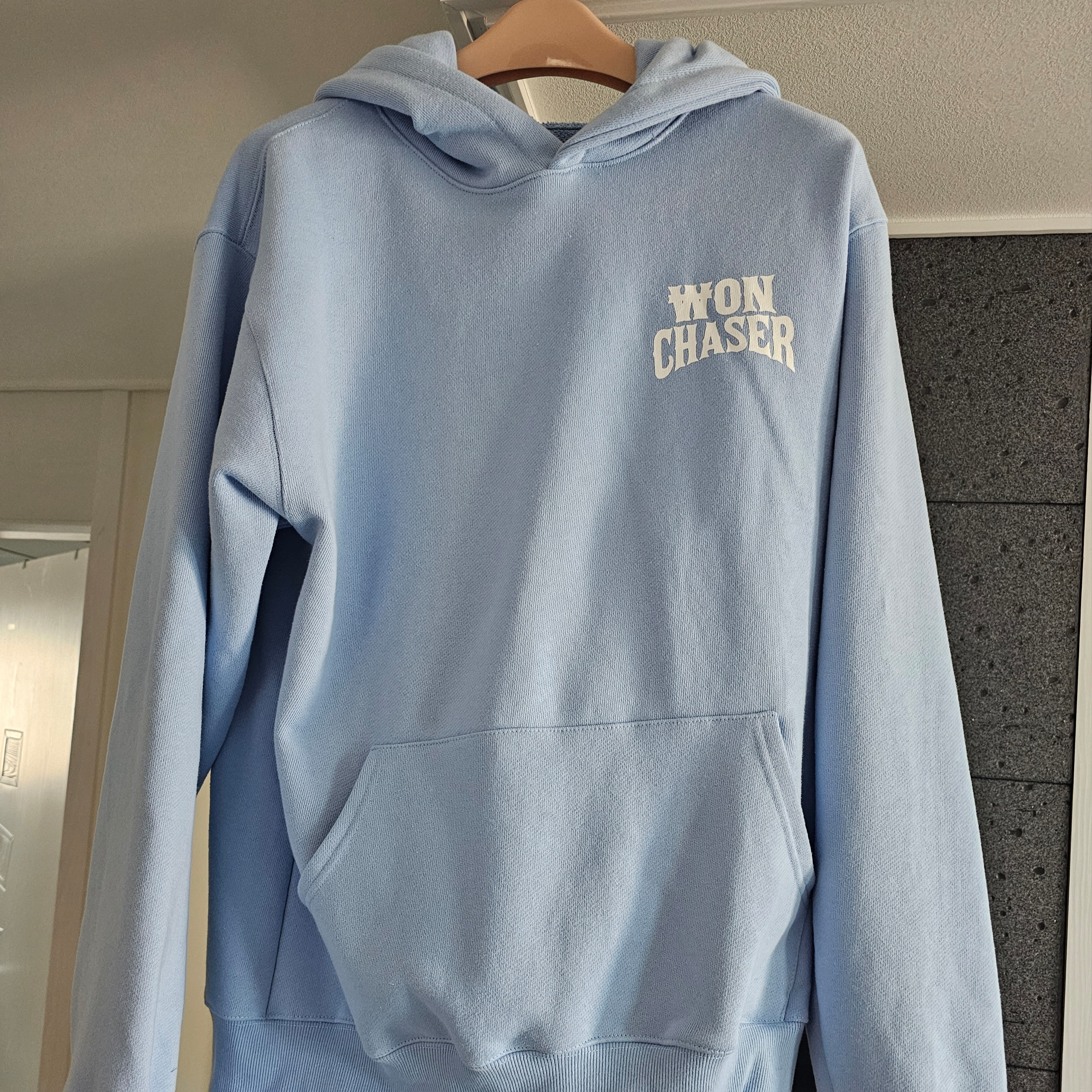 Won Chaser Chaser Hoodie Baby Blue 착용 스타일