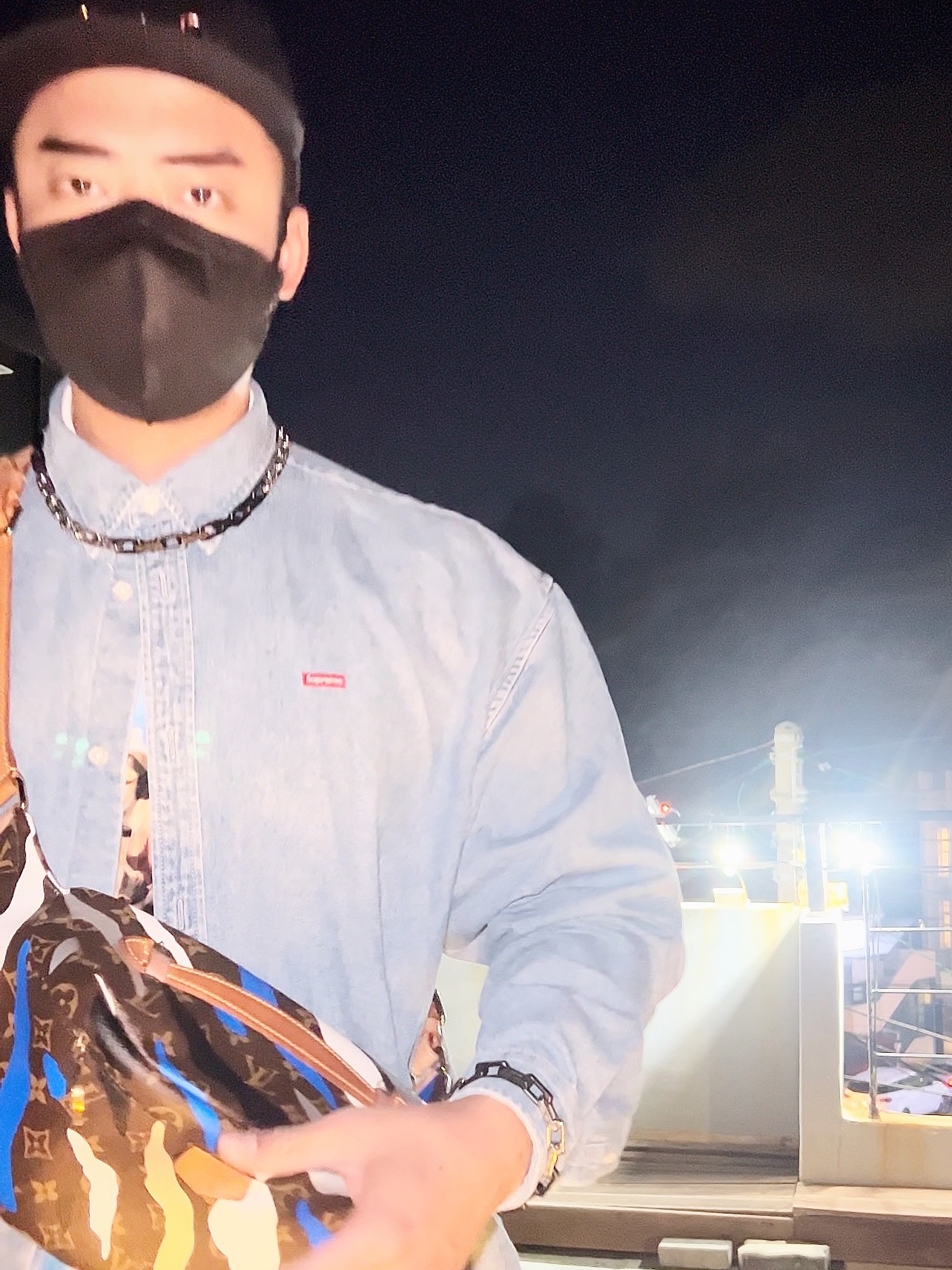 Supreme Small Box Shirt Denim - 22SS, Supreme Heavenly Silk Polo White - 22FW 착용 스타일 - 5