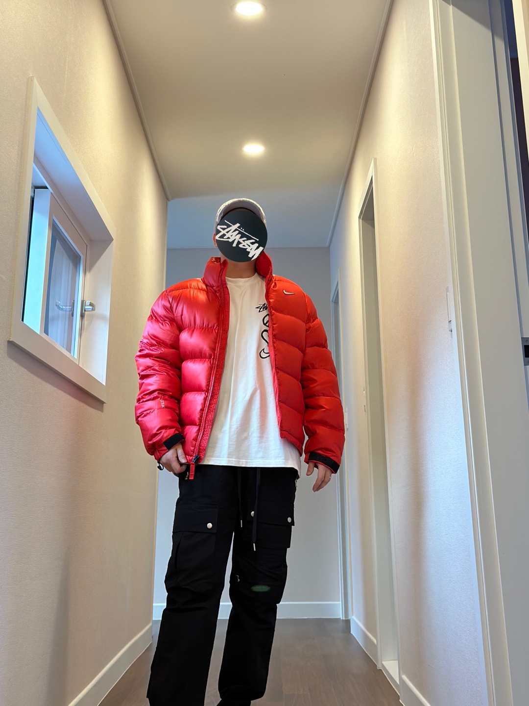 Nike x Drake Nocta Sunset Puffer Jacket Red, Nike x Stussy NRG RA T-Shirt Summit White (DM4942-121) 착용 스타일 - 3