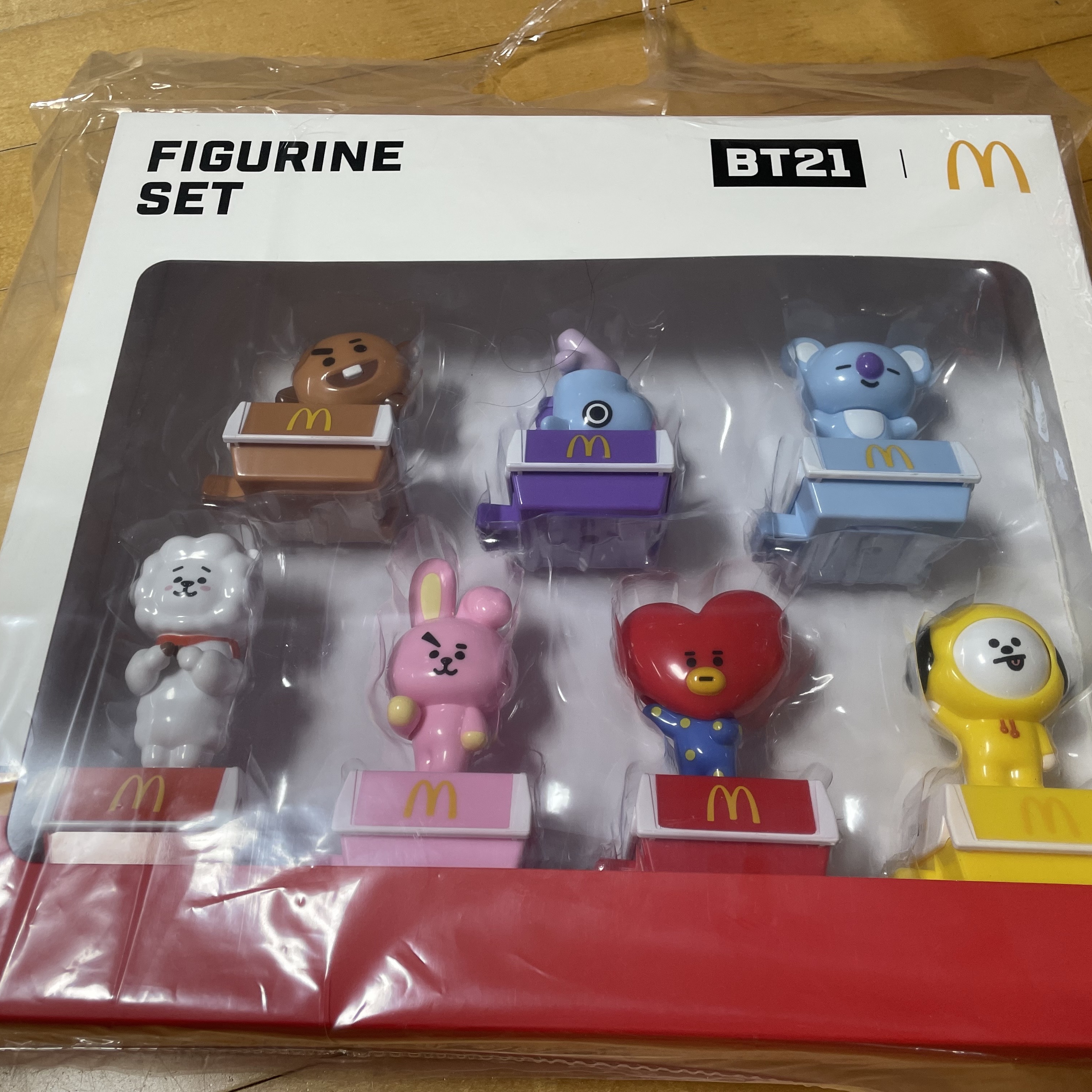 McDonald's x BT21 Figurine Set Collectors Kit 착용 스타일