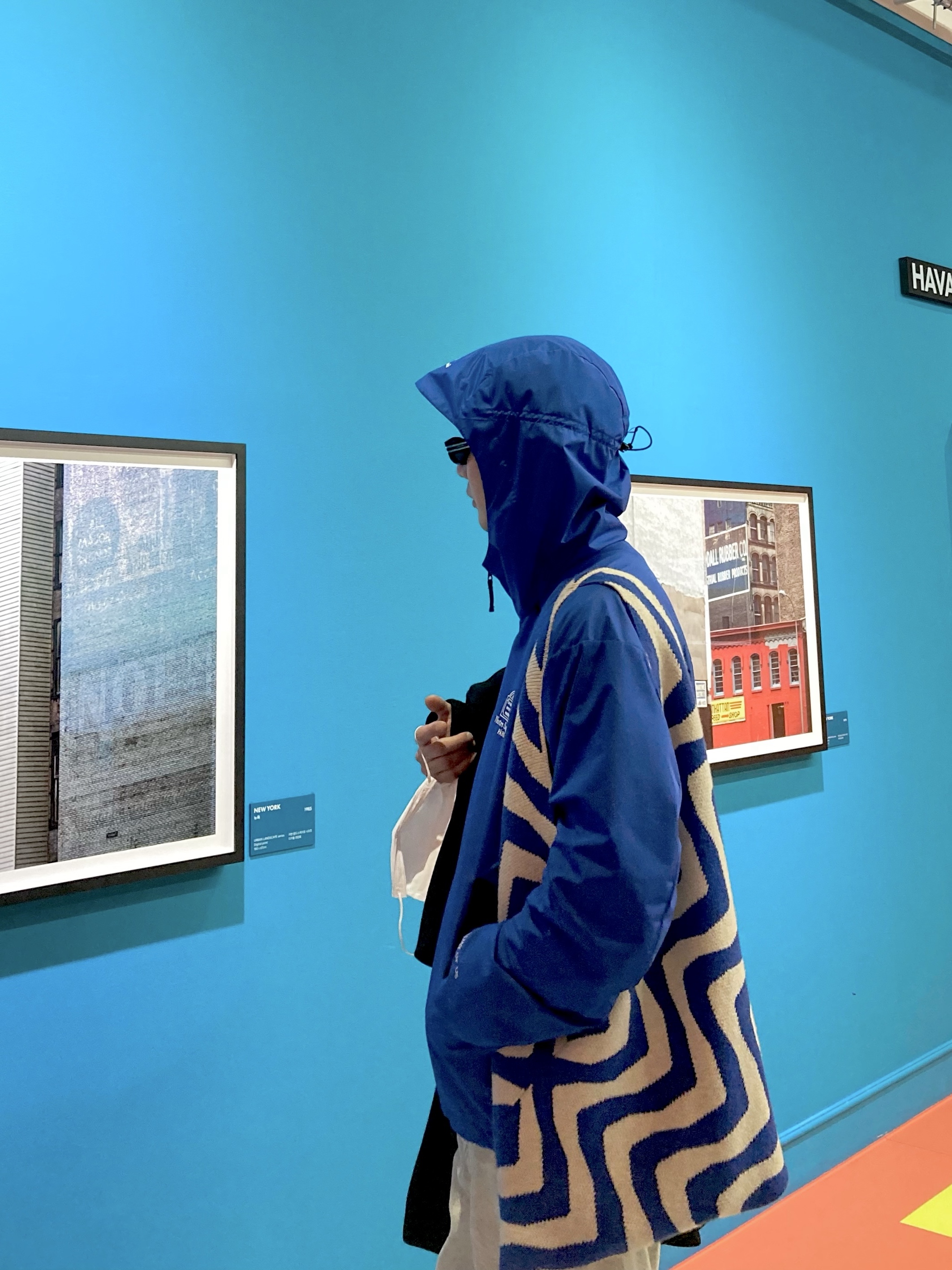 [KREAM 단독] STU Embroidered Windbreaker Blue 착용 스타일 - 2