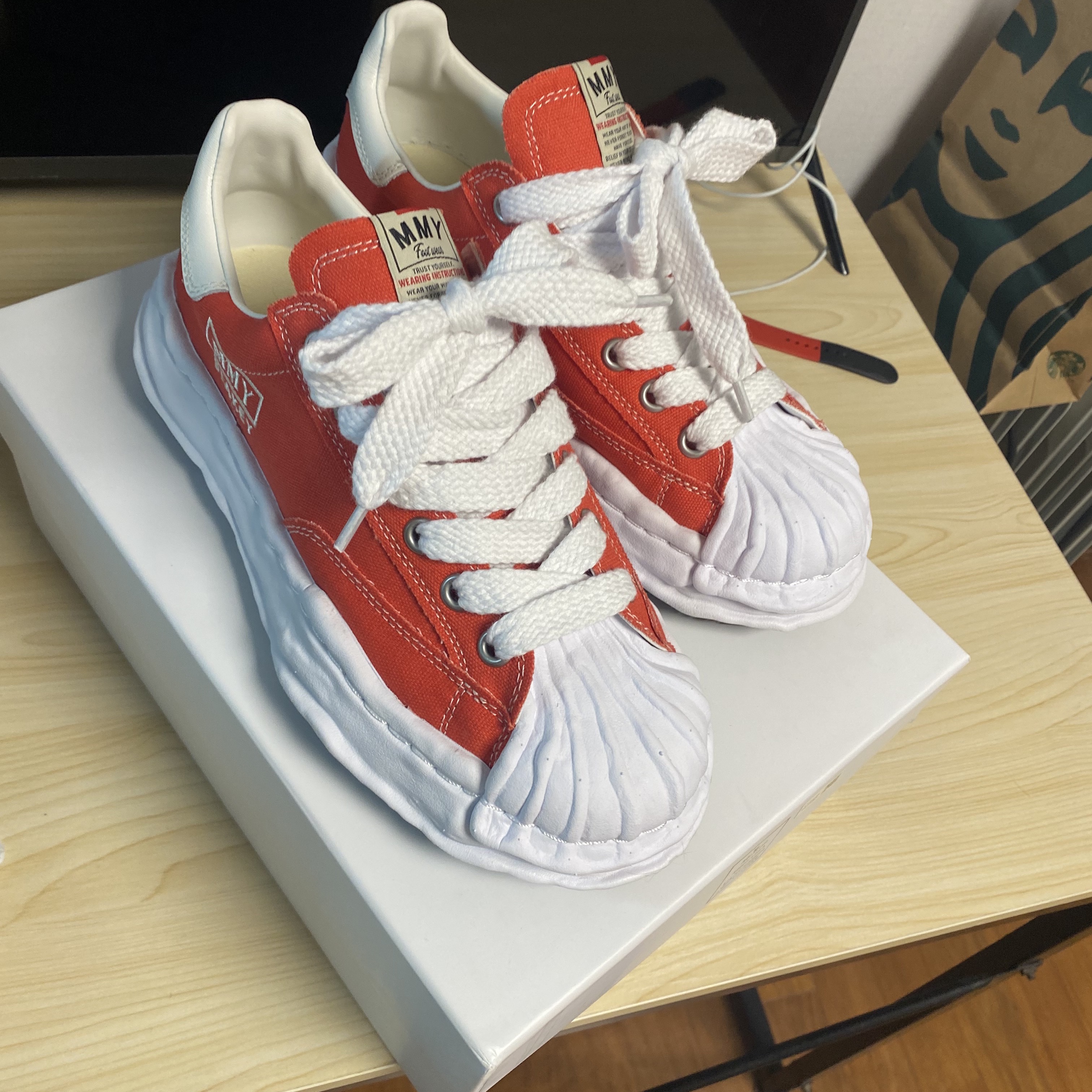 Maison Mihara Yasuhiro Blakey OG Sole Canvas Low-top Sneakers Orange 착용 스타일