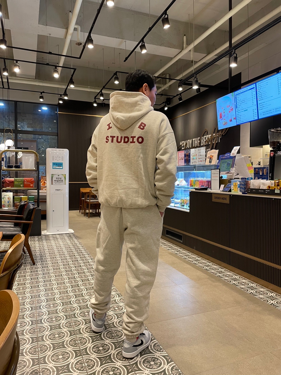 IAB Studio Hoodie Oatmeal Burgundy, IAB Studio Sweatpants Oatmeal Burgundy - 22SS 착용 스타일 - 2