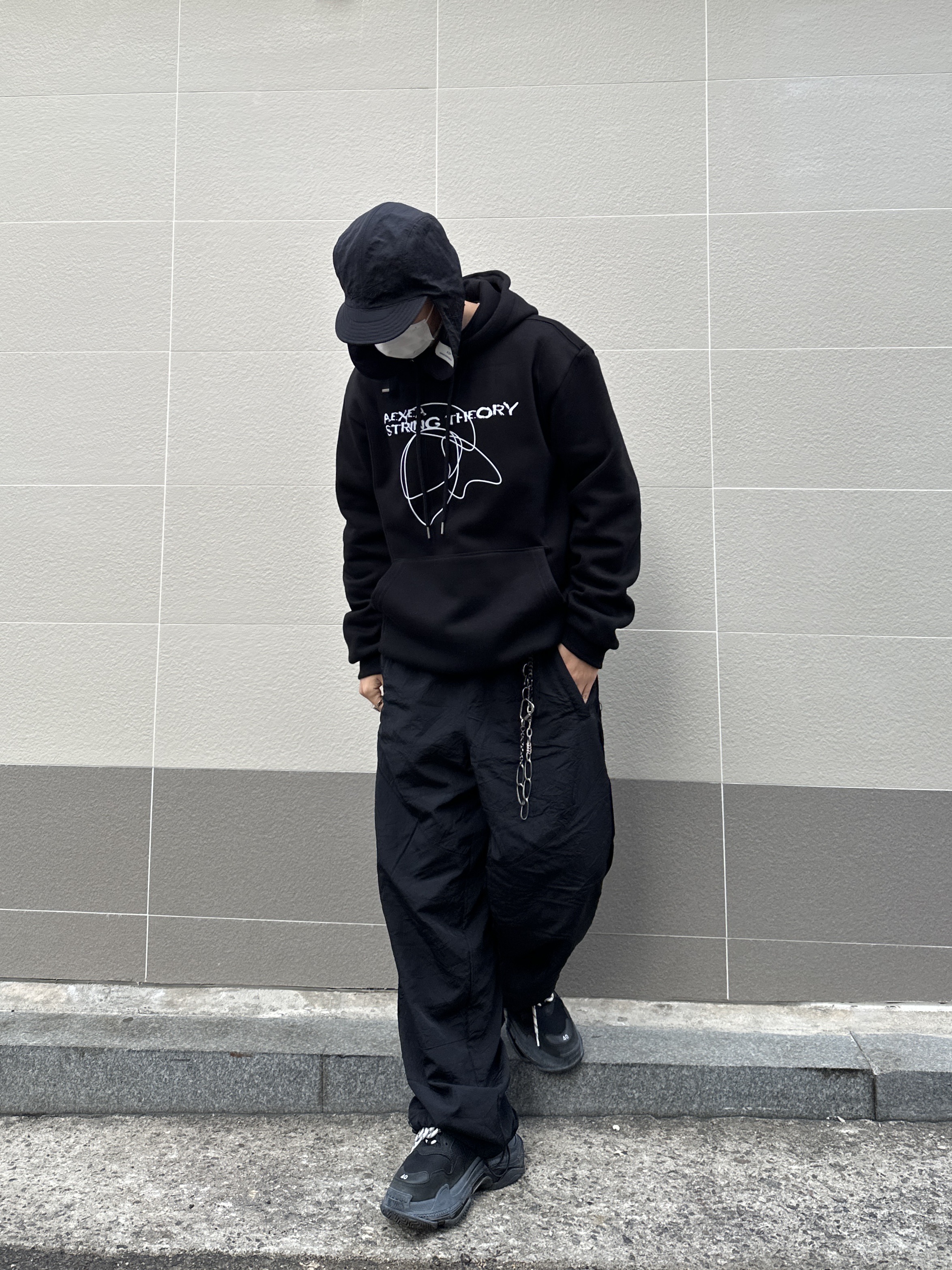 AOP Snap Track Pants Meta Black 착용 스타일 - 1
