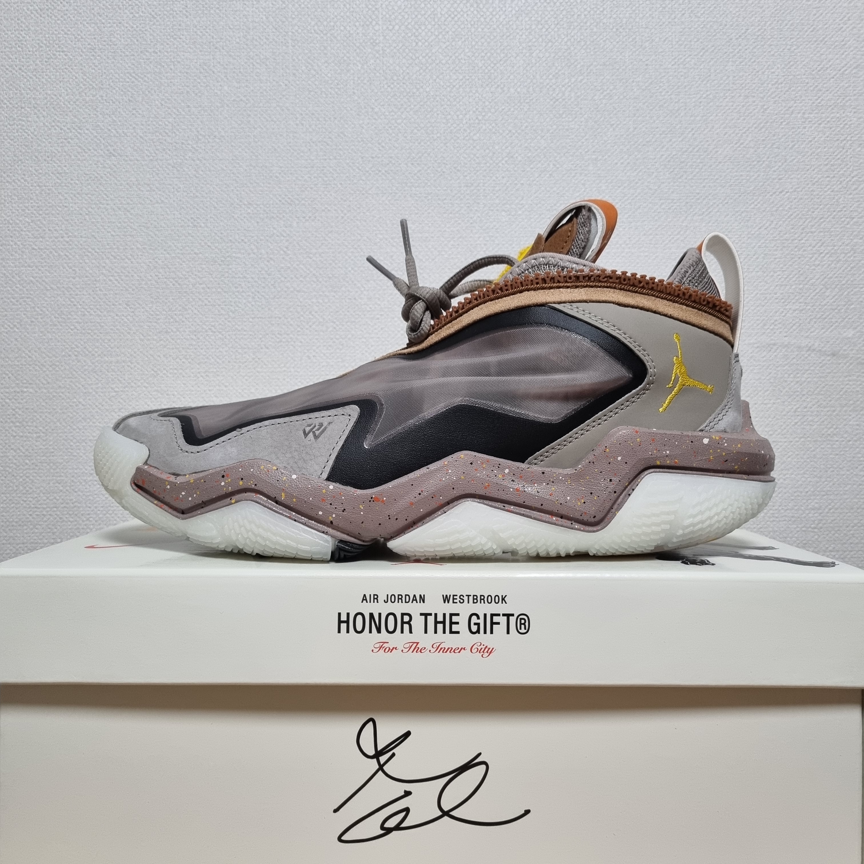 Jordan x Russell Westbrook Honor the Gift Why Not ZER0.6 PF Moon Fossil 착용 스타일 - 1