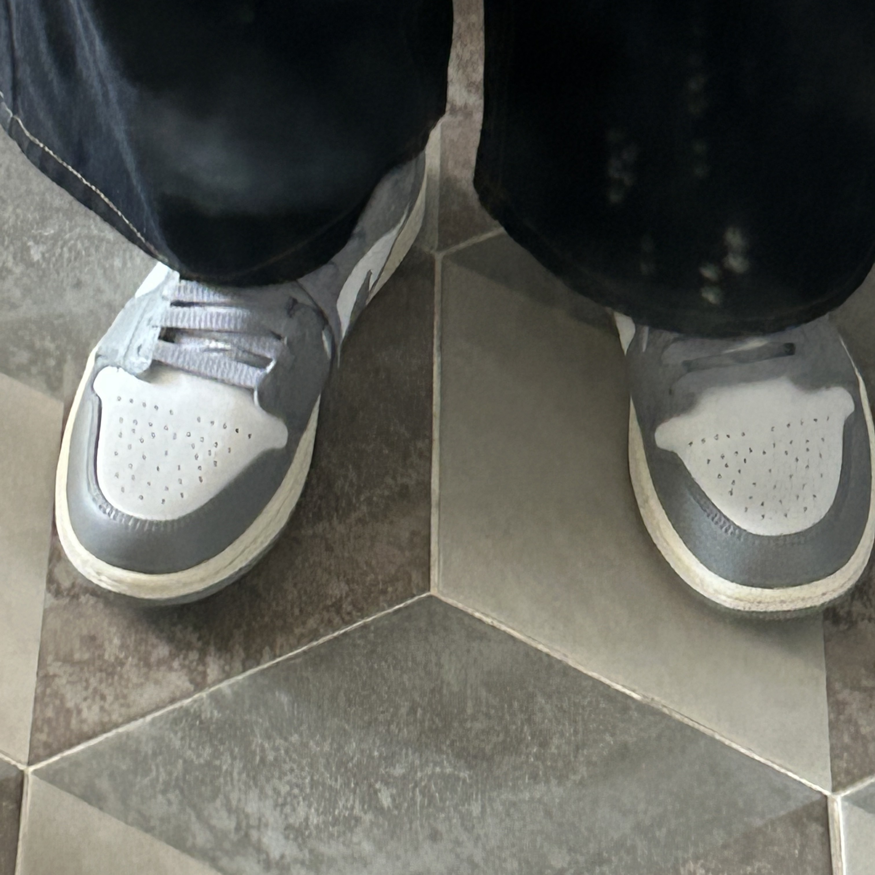 Jordan 1 Low Stealth and White 착용 스타일 - 1