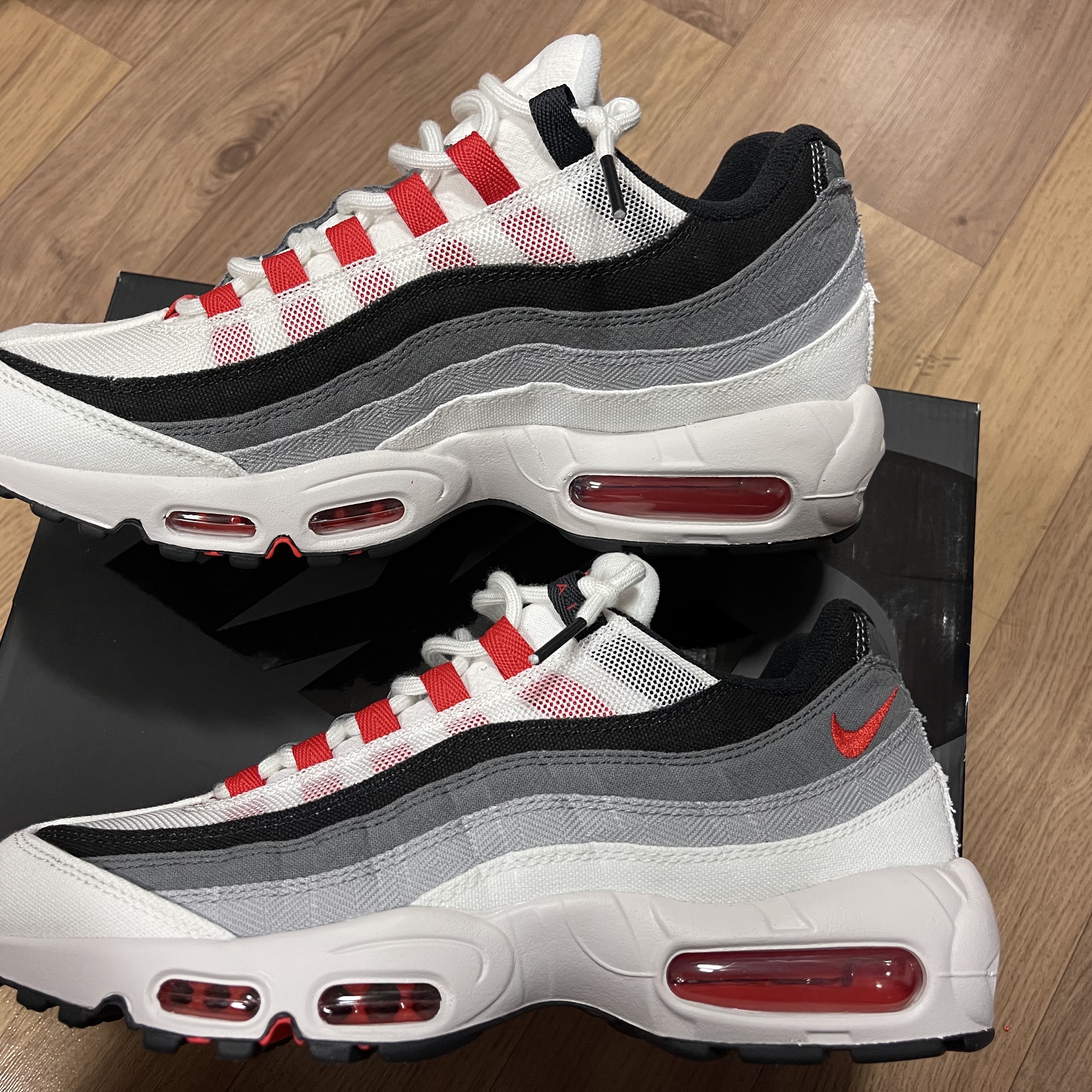Nike Air Max 95 QS Smoke Grey 착용 스타일 - 2