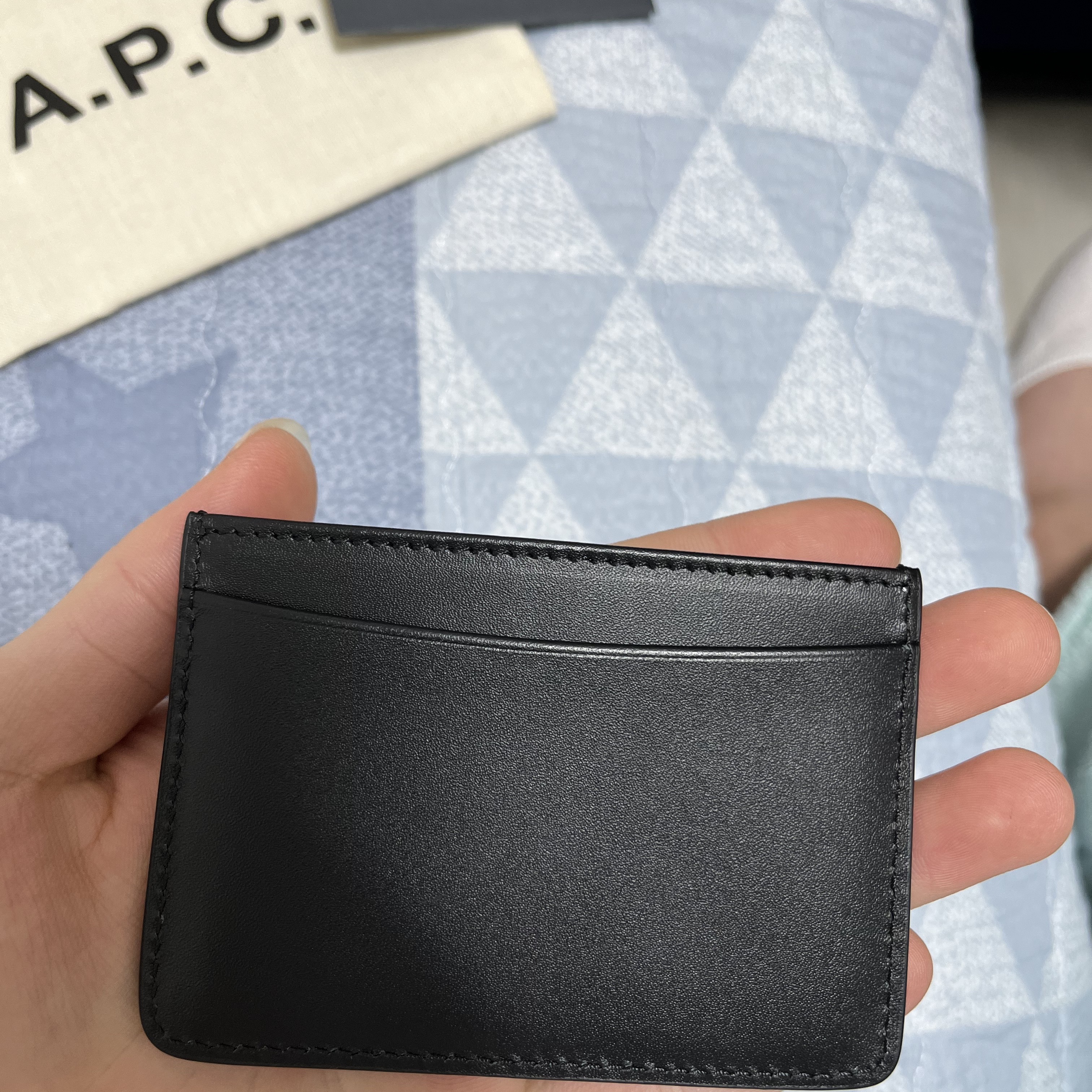 A.P.C. Andre Card Holder Black 착용 스타일 - 4