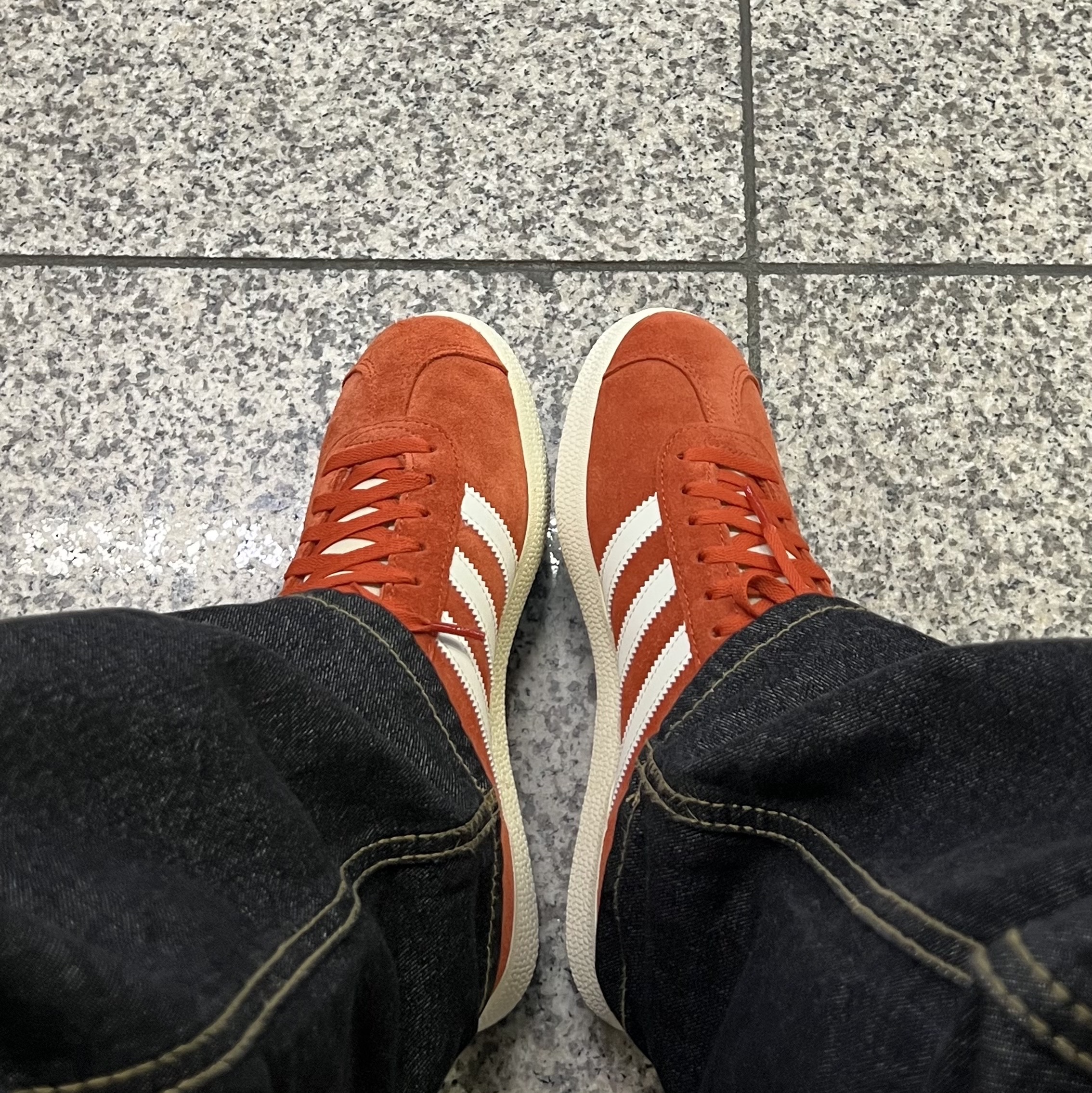 Adidas Gazelle Preloved Red Off White 착용 스타일