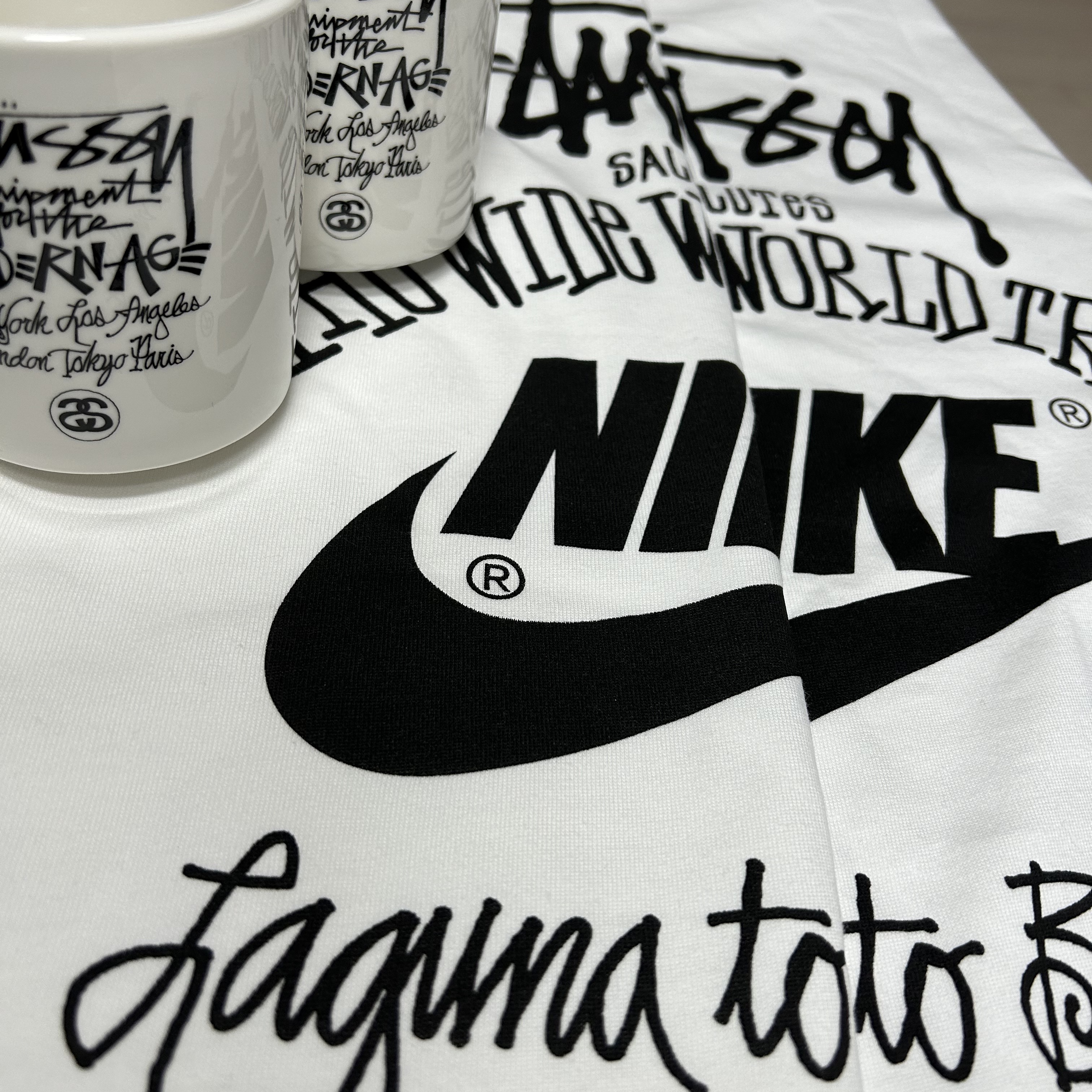 Stussy Modern Age Mug White, Nike x Stussy T-Shirt White (DV1774-100) 착용 스타일 - 1