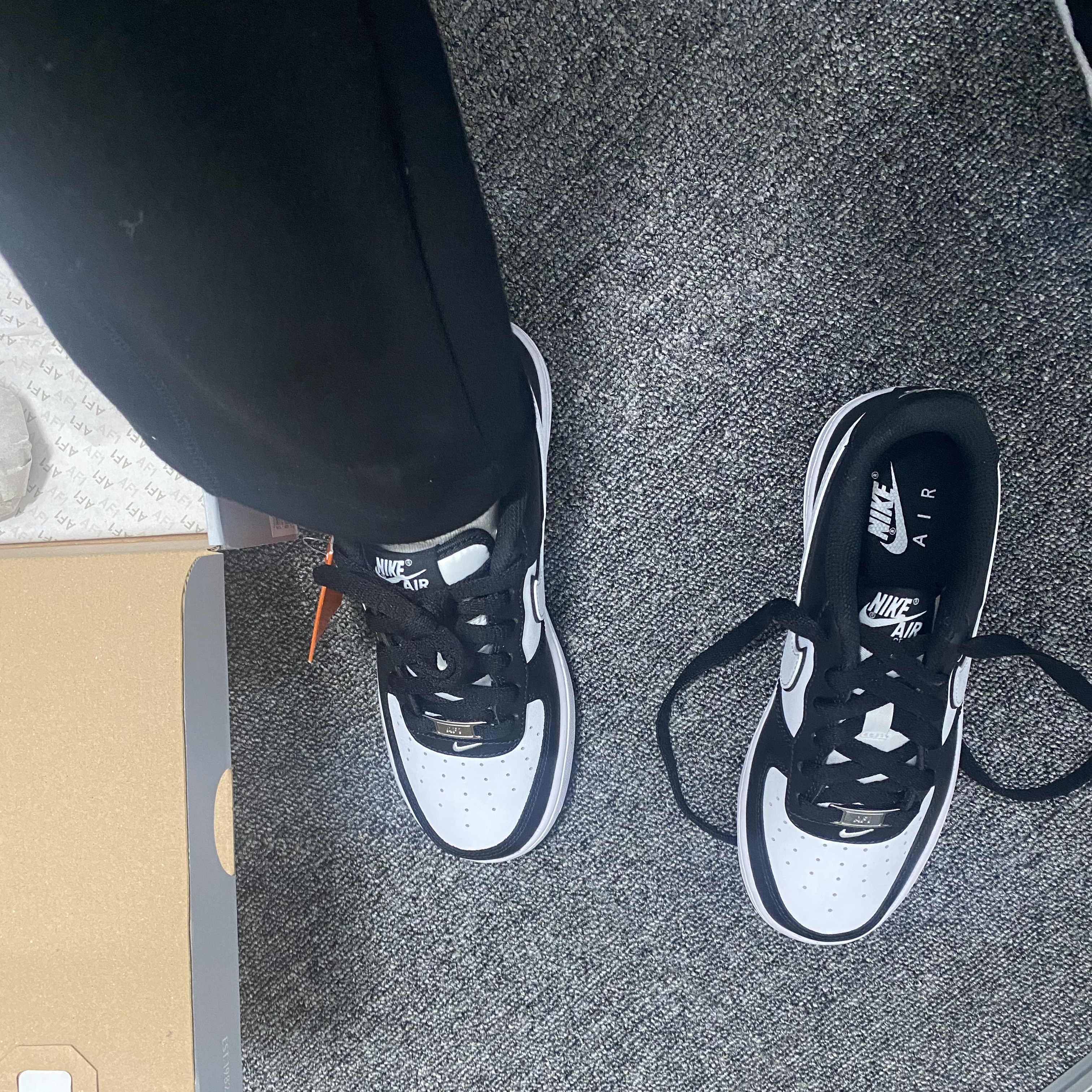 (GS) Nike Air Force 1 LV8 2 Black White 착용 스타일 - 2