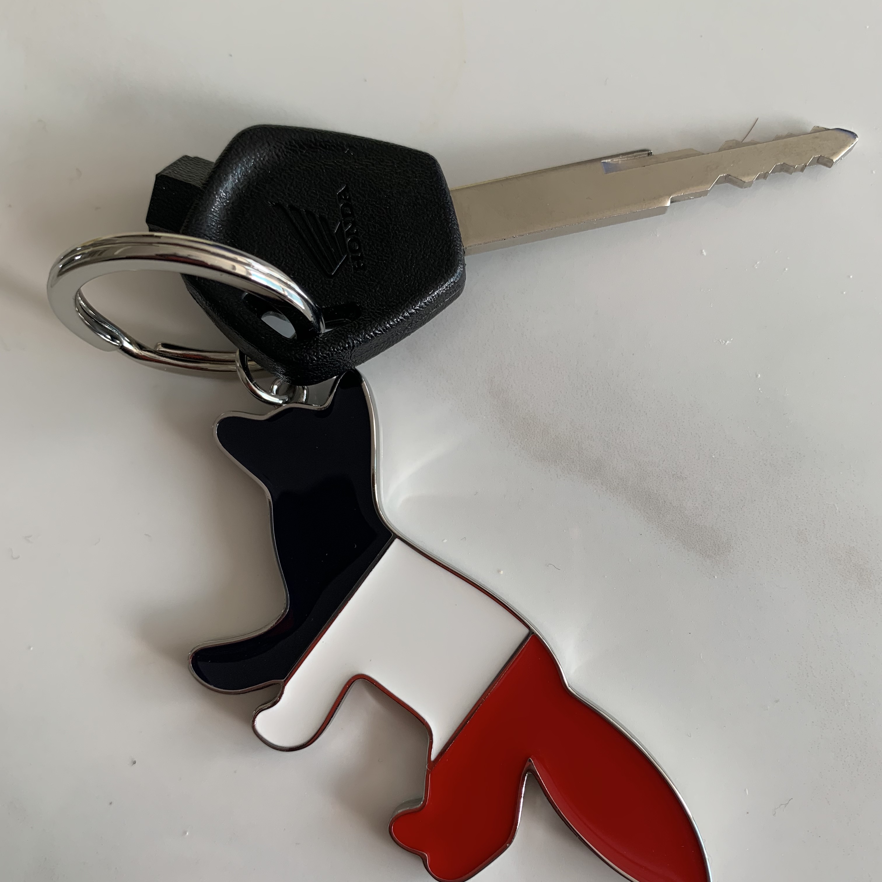 Maison Kitsune Tricolor Fox Metal Keyring Multicolor 착용 스타일