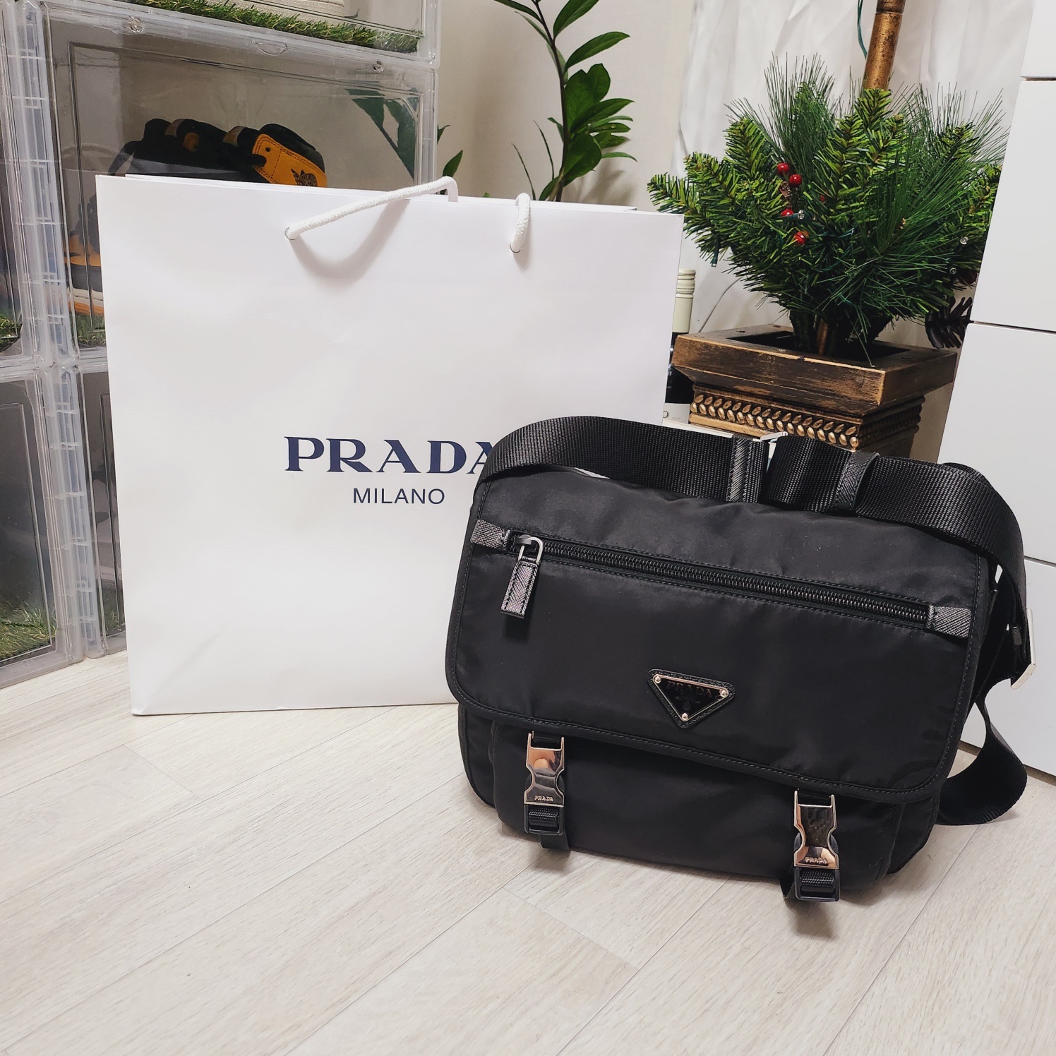 Prada Re-Nylon and Saffiano Leather Shoulder Bag Black 착용 스타일