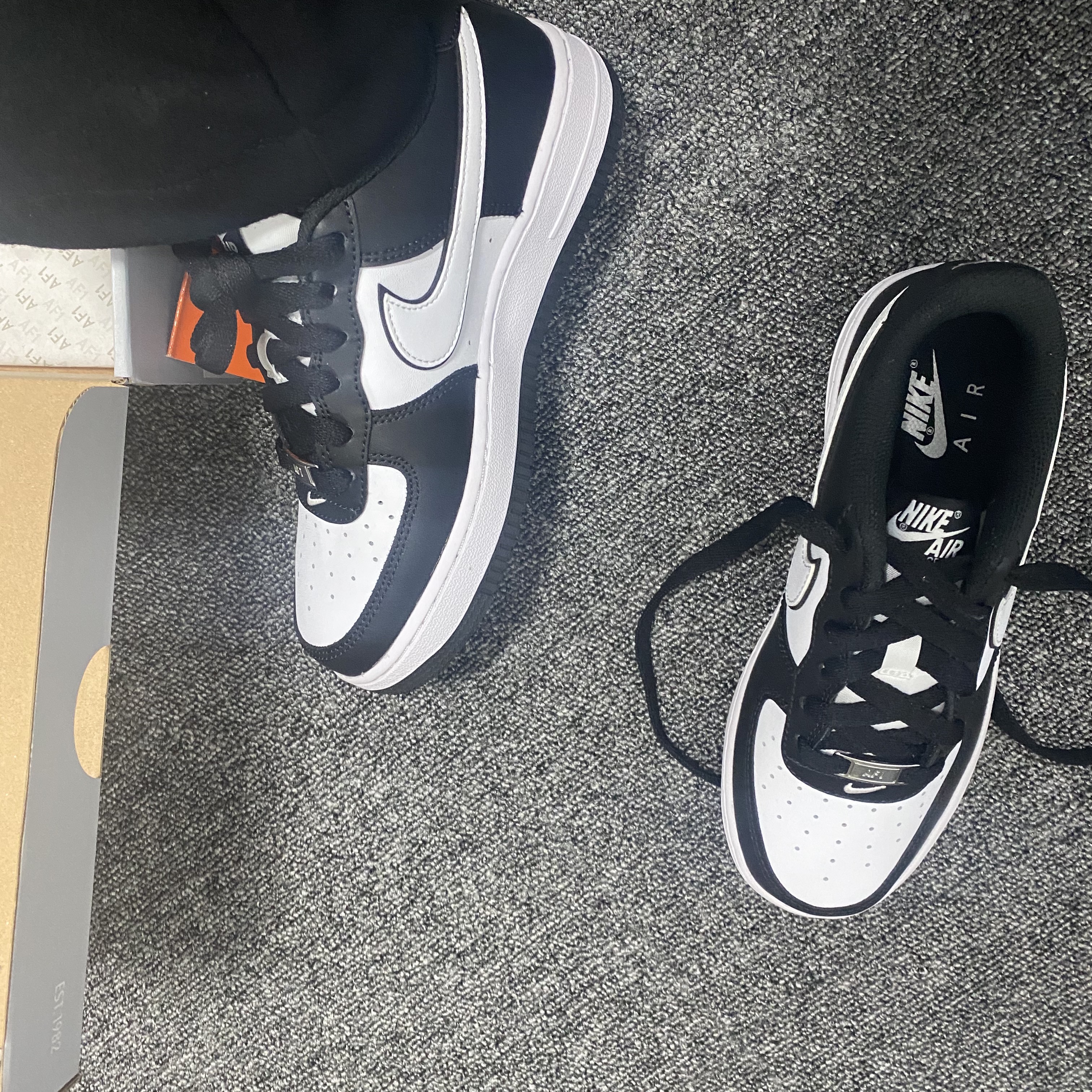 (GS) Nike Air Force 1 LV8 2 Black White 착용 스타일 - 3