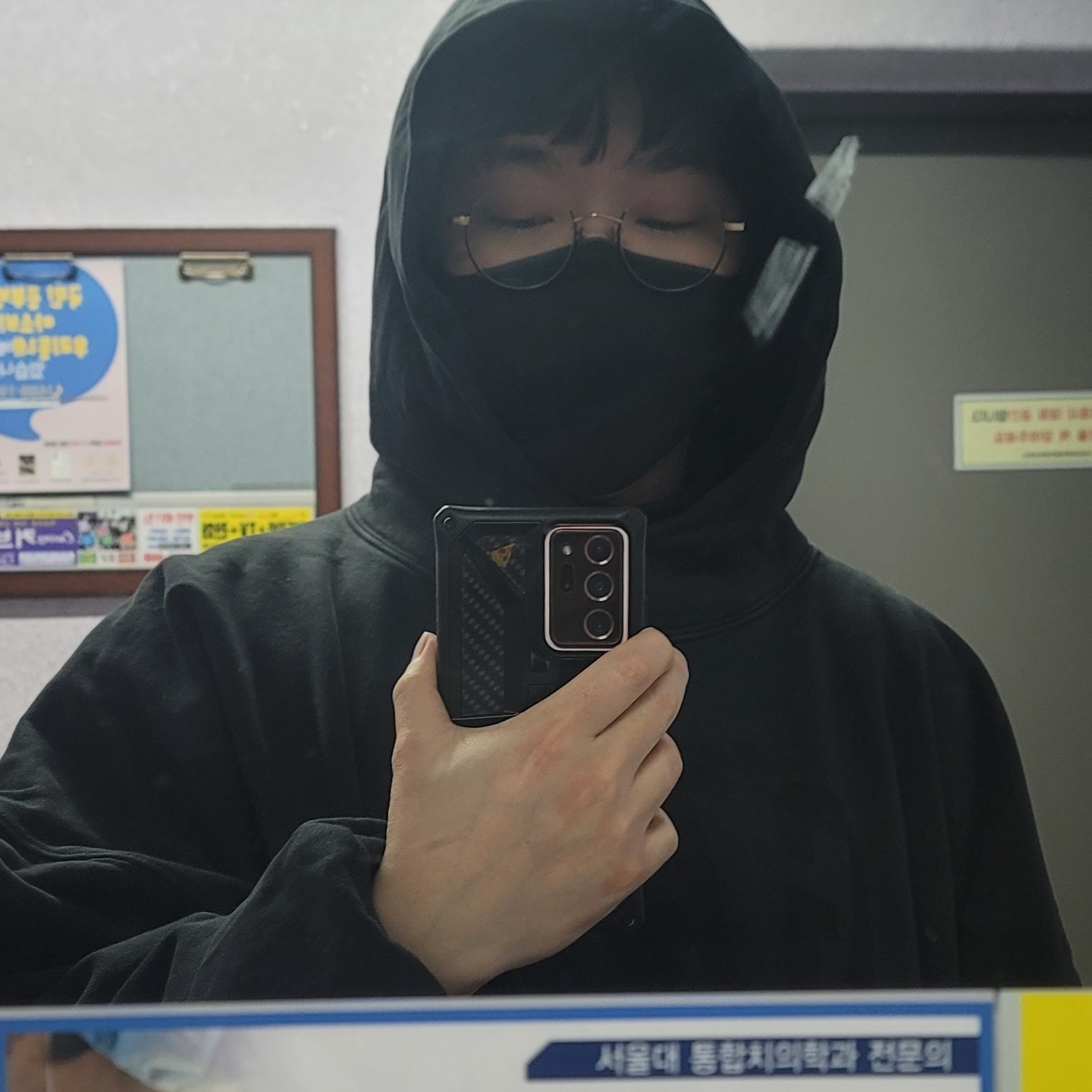 Yeezy Gap Engineered By Balenciaga Dove Hoodie Washed Black 착용 스타일