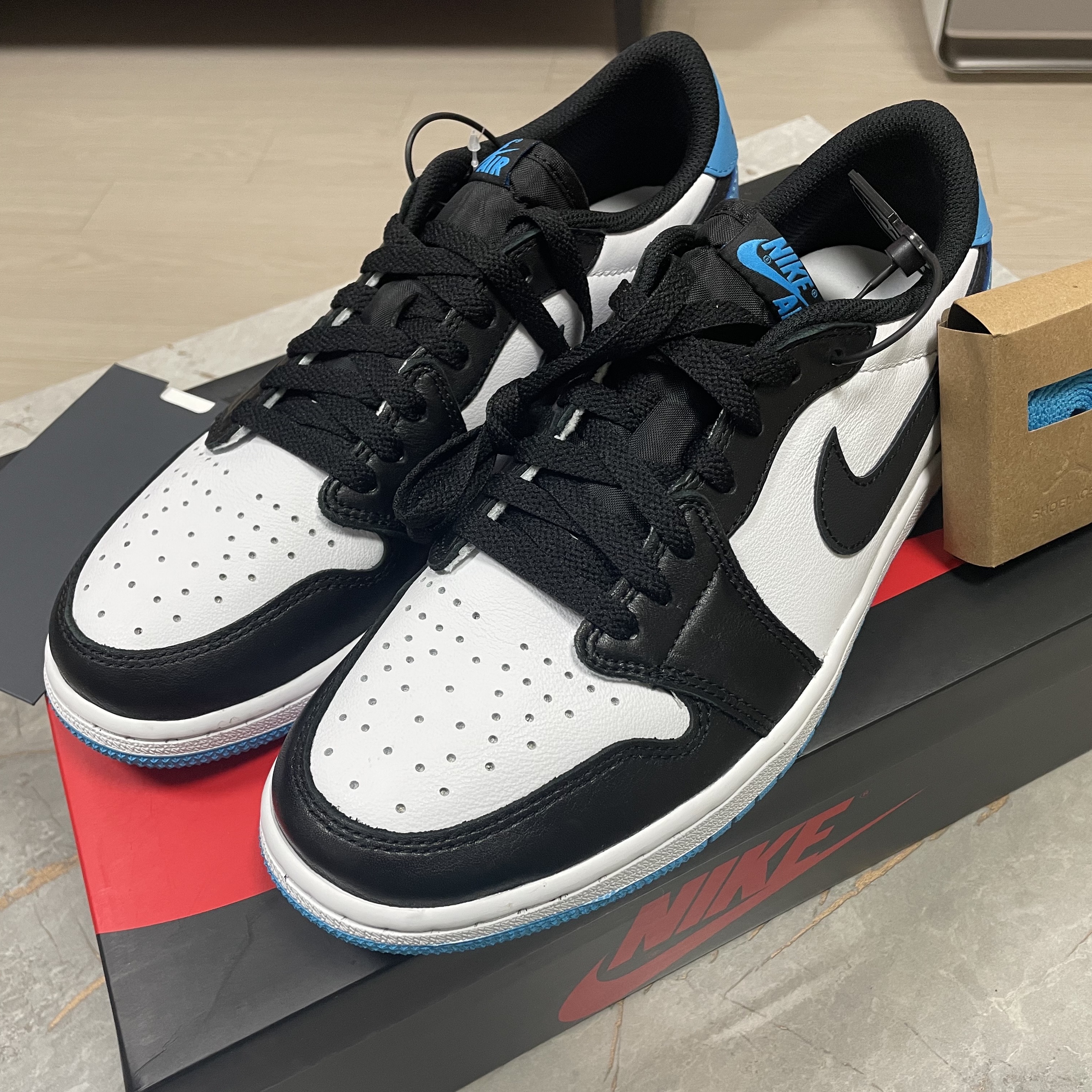 Jordan 1 Retro Low OG Black and Dark Powder Blue 착용 스타일