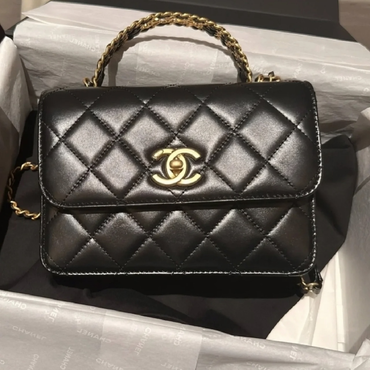 Chanel Small Flap Bag With Top Handle Shiny Calfskin & Gold Black 착용 스타일 - 2