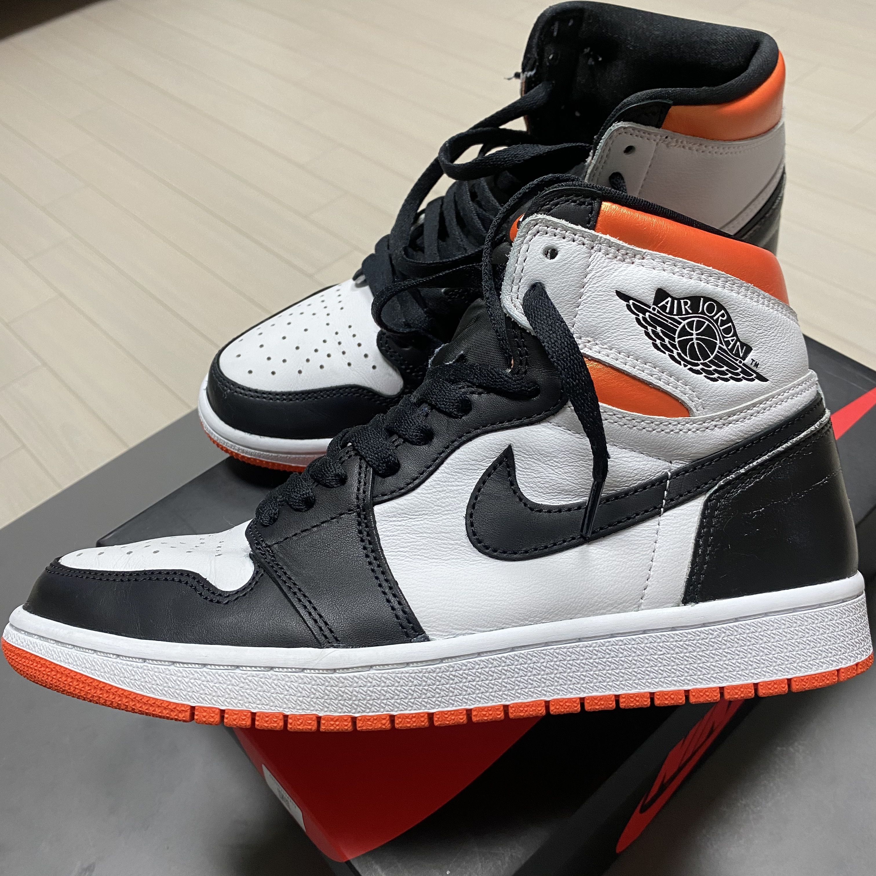 Jordan 1 Retro High OG Electro Orange 착용 스타일 - 2