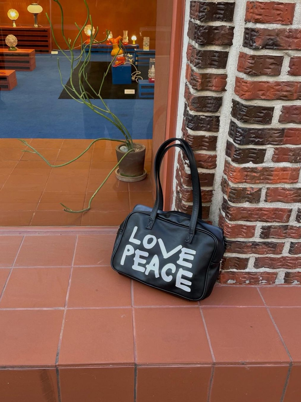 Saenginstudios Women Love Peace Bag Black 착용 스타일 - 2