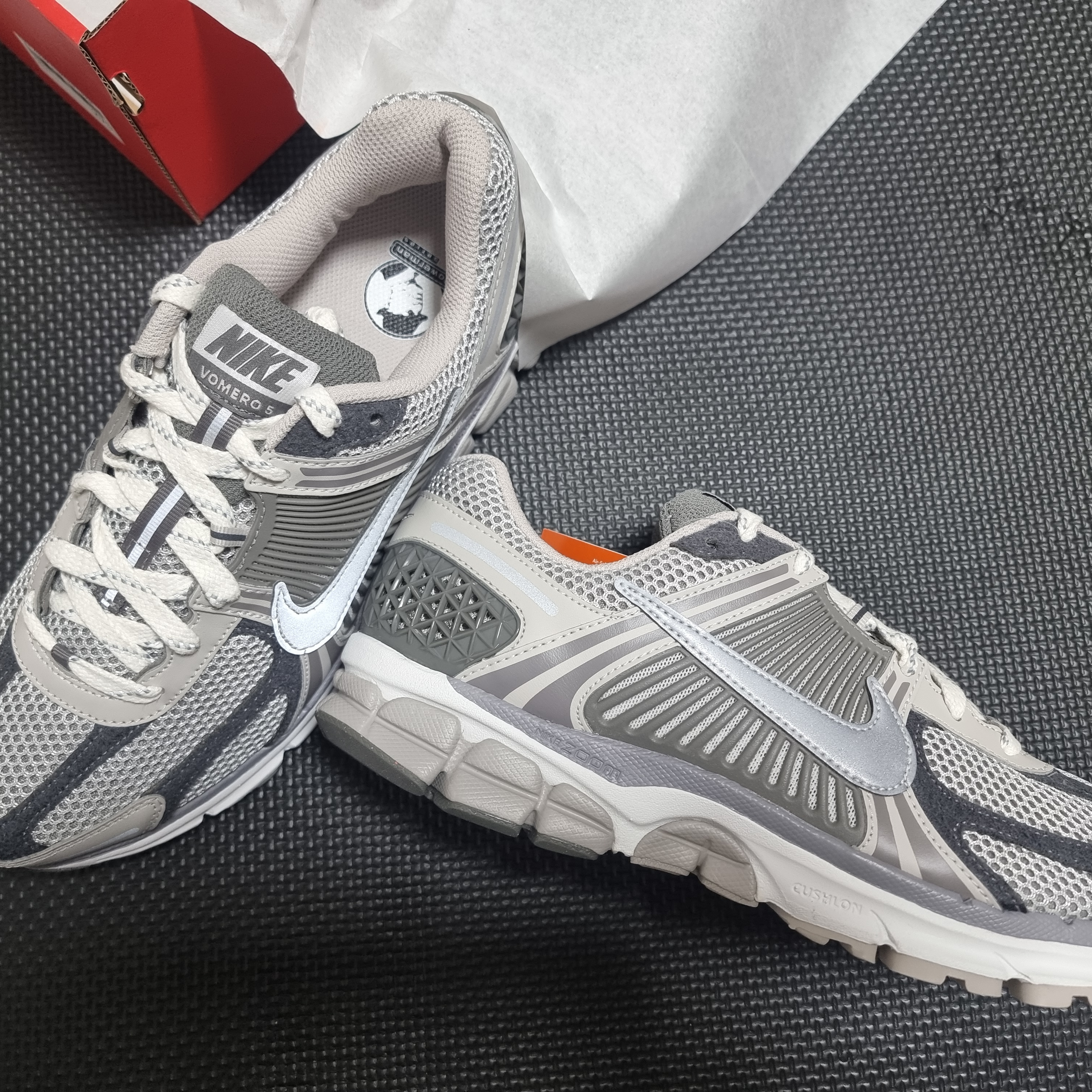 Nike Zoom Vomero 5 PRM Light Iron Ore and Flat Fewter 착용 스타일 - 3