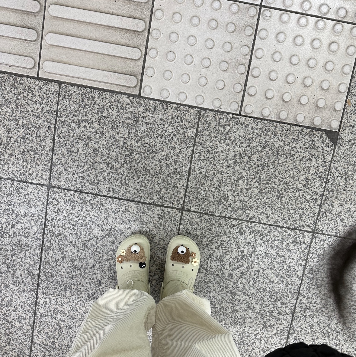 Crocs Classic Lined Neo Puff Boot Bone 착용 스타일 - 1